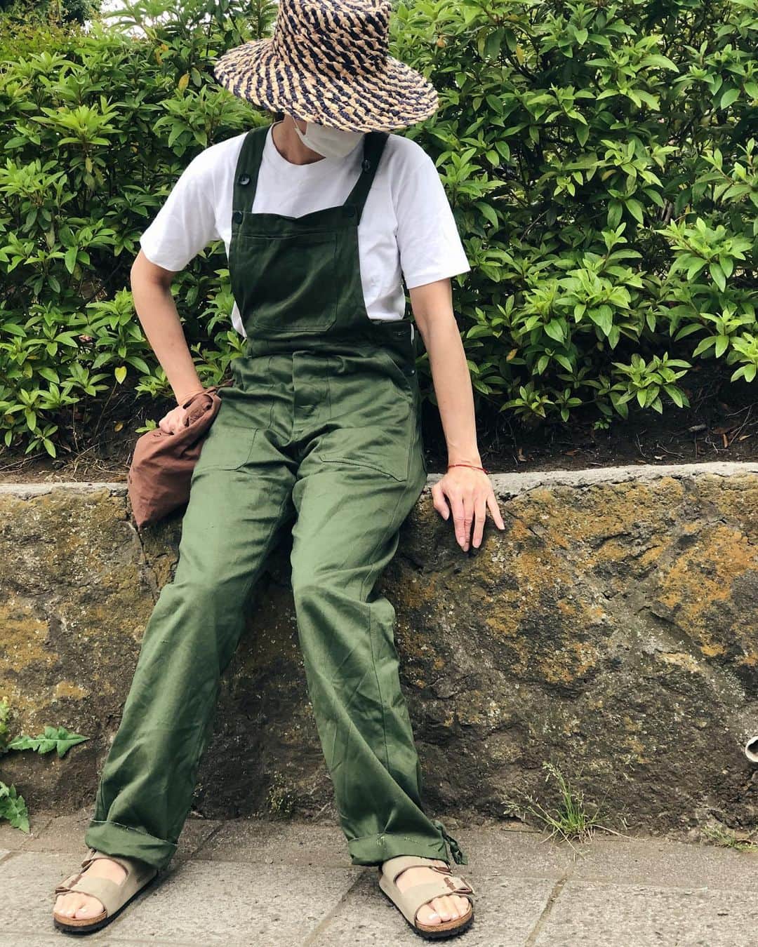 のインスタグラム：「チビの矯正歯科の日  できれば落ち着くまでお休みしたいところだけど矯正となるとそうもいかず 今のところ就寝時のマウスピースだけでだいぶ綺麗になってきてこのまま順調にいけばワイヤーつけないで終了できそうだと言われて一安心 子供の歯は小さいうちに親としてできる限りのことはしておいてあげたいなと思ってます  話は変わるけど今日着ていた白tee 以前もイベントで販売したことがあるデッドのyouthサイズのもの 何がいいってやや長めな袖が二の腕をうまく隠してくれるのに着丈はやや短めというところ！コンパクトサイズだけど適度な厚みがあるから肉感を出さずすっきり見えるのです ボトムスにインはしたくないけど出すと裾が長過ぎてバランス悪くなる悩みもこれだとすっきり解消されるからすごく出番が多くなります  あと数枚あるから近々販売しますね！  #swellvtg #tshirt #販売予定品 #hat #lamaisondelyllis #styleandedit #overall #used #sandal #birkenstock」