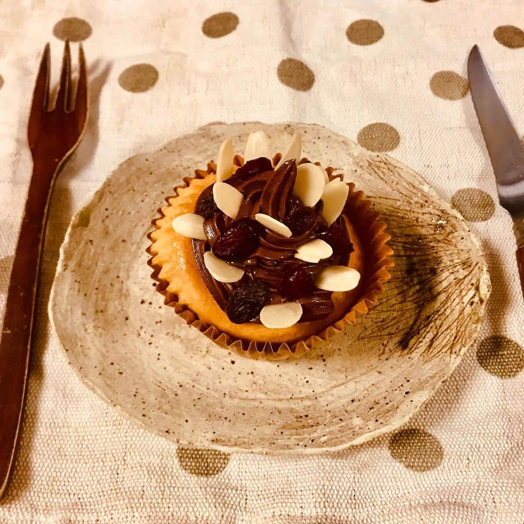 栗原まもるのインスタグラム：「乳製品を使わないチョコクリームカップケーキ。 バターが品切れのことが多くて、しょうがなく買った「発酵豆乳入りマーガリン」が何の風味もなくて美味しくないので(トランス脂肪酸は含まれなくて体には良さげ)何か使い道はないかと自然派お菓子の本を眺めてたら。 ショートニングと豆乳マーガリンで作るチョコクリームを乗せたカップケーキのレシピが！ 試しに豆乳マーガリンだけでチョコクリームを作ってみたら美味しかったのでカップケーキもちゃんと作りました♪ クリームはチョコレートを入れたわけじゃなくてココアです。油にココア混ぜたらそりゃチョコレートっぽくなりますよね。 ドライフルーツとよく合います。 美味しい！☺️ やっぱり乳製品を日常的に摂ると生理が重くなる気がする…。ストレスも同様ですが。 これでチョコ欲求も満たされるし良いものを作った〜。」