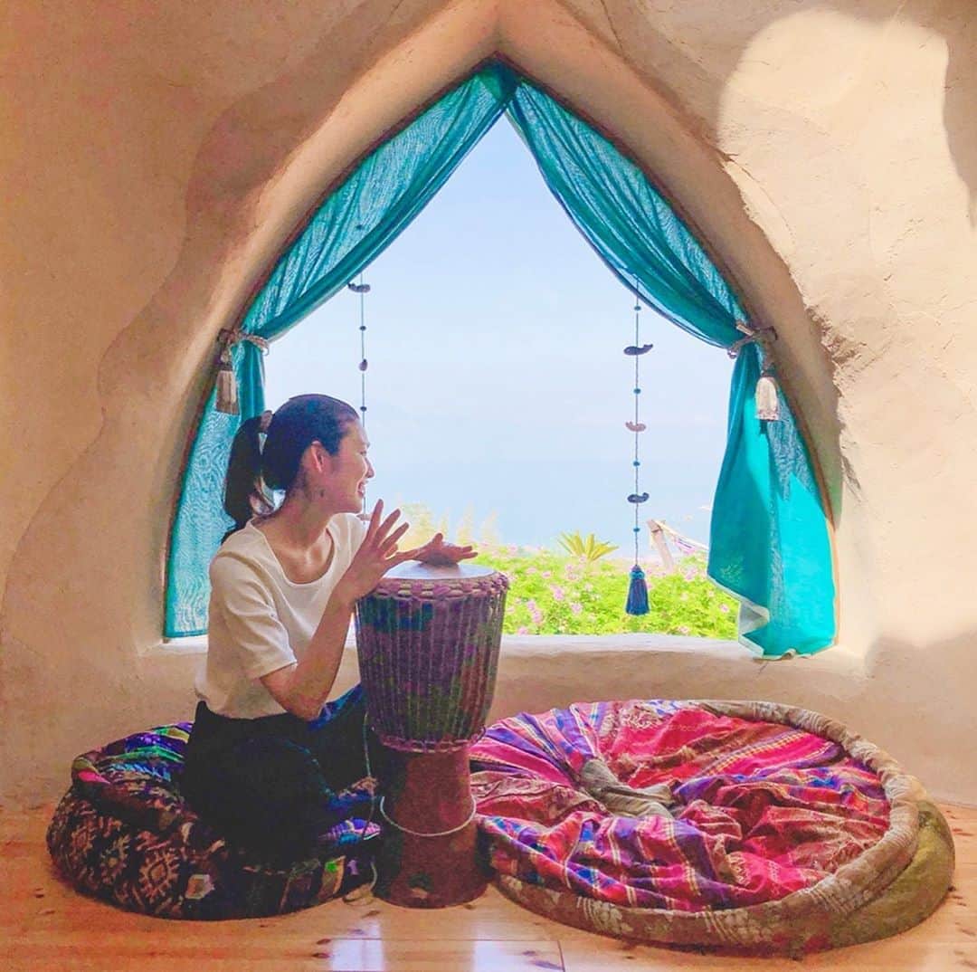 i_am_happpyのインスタグラム：「(動画音出るよ📣) . . のんねむでキャンプ🌞🌳❤️ 夜は夜景を見ながらBBQして.朝はハンモックに 揺られながら海と景色を一望できる素敵な場所〜 小鳥のさえずりを聴きながら食べるヨーグルトは格別✌️ . 空気が澄んでるから、海を挟んで 長崎の雲仙岳がみえるよ〜ひたすら最高💎 時間を忘れる場所☺️✨ . . #のんねむ#ククの家#アウトドアフィールドのんねむ #熊本#キャンプ#アウトドア#キャンプ女子」