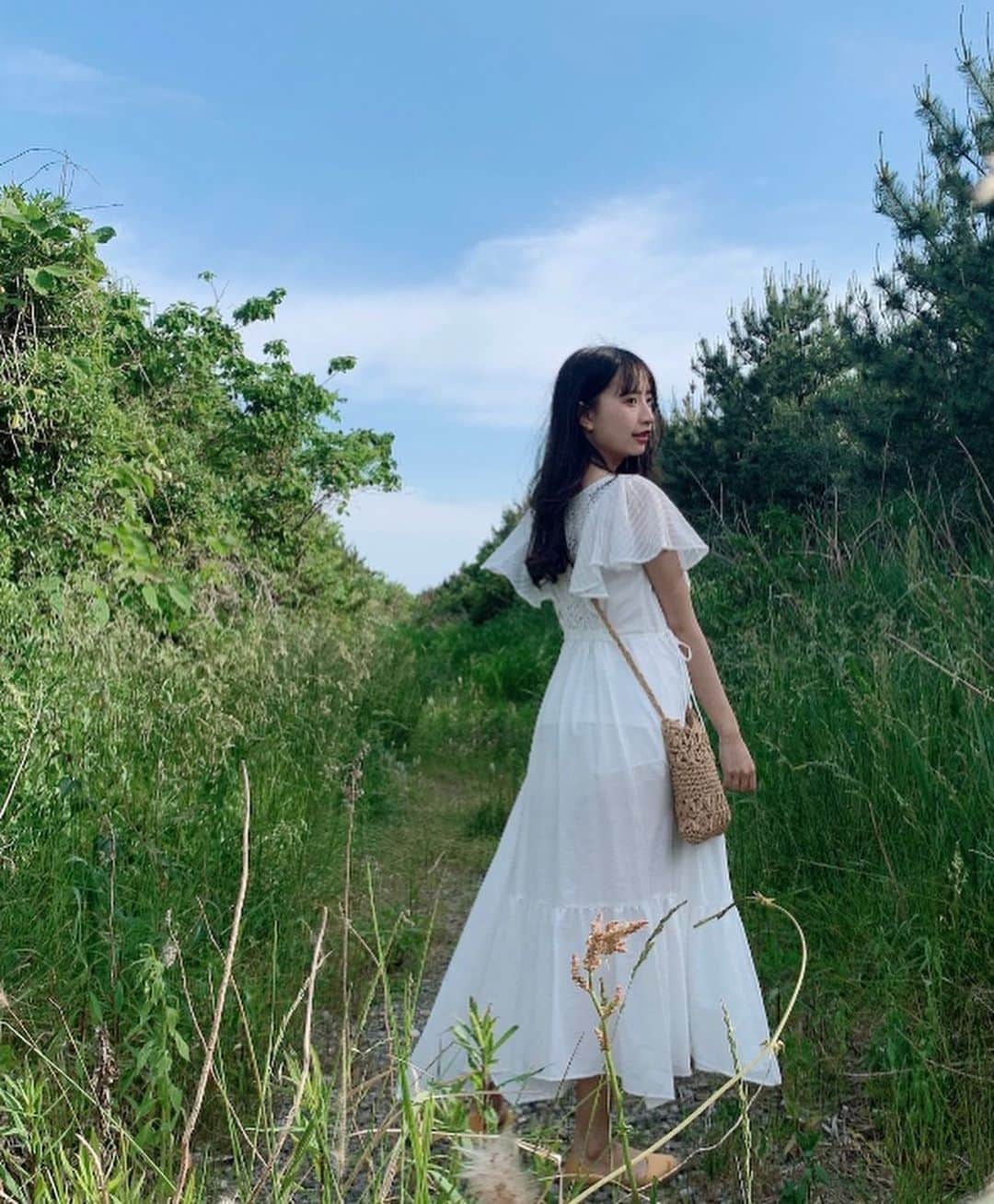 藤川らるむさんのインスタグラム写真 - (藤川らるむInstagram)「#らるむぅのこーで . . onepiece ▹▸#redyazel  bag▹▸ #タイで買ったもの shoes ▹▸ #gu . 海の近くでお散歩してきました🚶‍♀️. ままとあくびとお散歩♡ いい天気で最高だ〜 海は泳げないので見たりするのが好きです🤭w . . . . . #藤川らるむ #redyazel2020ss #REDYAZEL #レディアゼル #白ワンピ #海コーデ #海デート #ホワイトワンピース #春夏ワンピ #guファッション #guシューズ #タイ人女子高生」5月15日 20時58分 - ralumu_00
