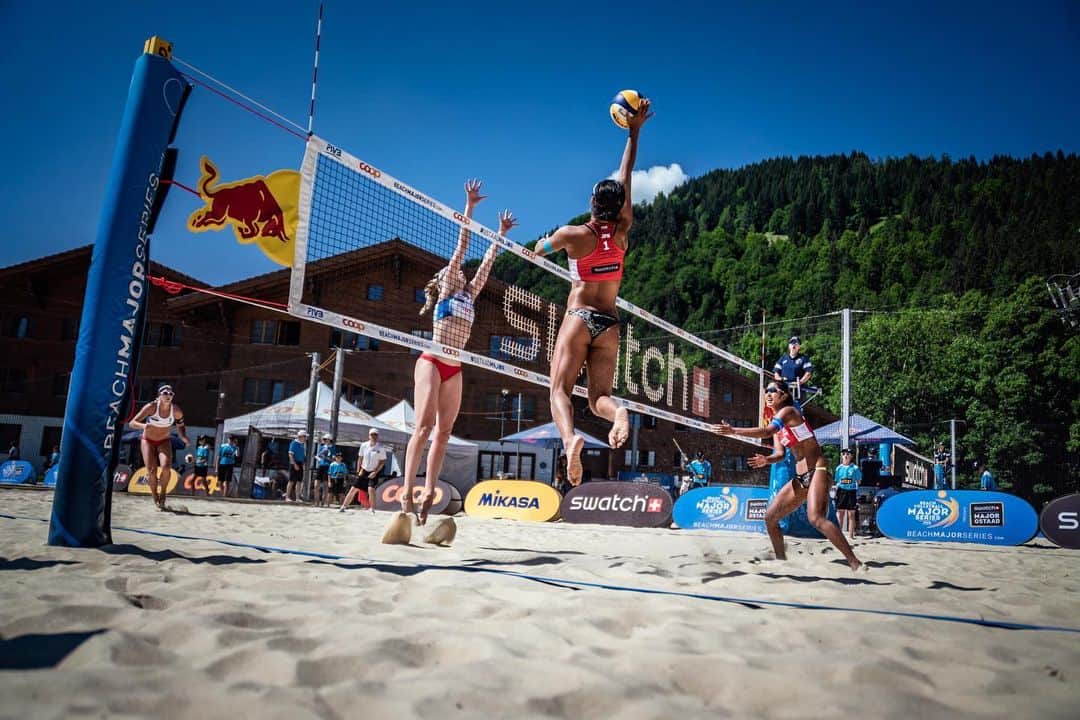 のインスタグラム：「I Miss this time🏔☀️🏖💕﻿ まだ我慢ですね...﻿ @beachmajorseries ﻿ #beachvolleyball #ビーチバレーボール ﻿ #nttcomware #nttコムウェア ﻿ #長谷川暁子 #akikohasegawa」