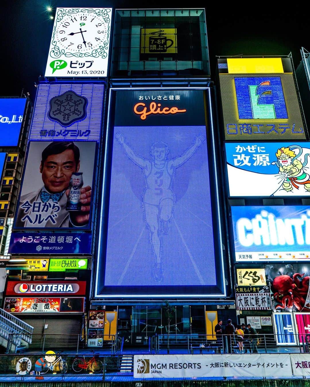 のインスタグラム：「In honor of all healthcare workers & in appreciation for those working to stop the spread of Covid-19, Osaka's famous landmark, the Glico sign, is lit in blue. Thank you from Dotonbori👏  医療従事者の方へ感謝の気持ちと敬意を込めて、道頓堀のグリコ看板もブルーにライトアップ🙏✨ その他にも大変な中、生活で必要な場所で働いているみなさんにも、、、ボクからもほんまおおきに！！ ————————————————————— #Stayhome#weareOsaka #Glico #Dotonbori」