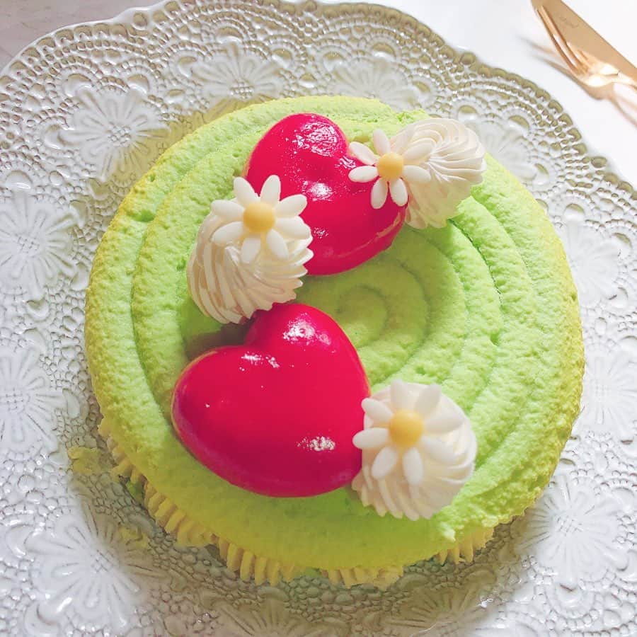 のインスタグラム：「🧁🌼🐝 ﻿ 話題の毎月届く﻿ 有名パティシエ監修のケーキ﻿ @likesweetsbox 💚💚💚﻿ ﻿ ﻿ 5月前半の﻿ マカロンケーキ﻿ かわいすぎるし美味しい💚💚💚﻿ ﻿ ﻿ わたしピスタチオ✖︎ベリーの組み合わせがだいすき...💚💚💚﻿ ﻿ ﻿ ﻿ 濃厚で食べ応えあるけど﻿ マカロン生地が甘い分﻿ 意外にも中は甘さ控え目で﻿ 糖質も控え目なケーキみたい✨﻿ ﻿ ﻿ ﻿ 今はなかなかお店に行けないけど、﻿ こんなに可愛くて美味しいケーキがおうちで食べれるなんて最高です🤤﻿ 来月はなんだろう...✨✨﻿ ﻿食器セットも気になる✨ ﻿ ﻿ ﻿ ﻿ #ライクスイーツボックス﻿ #お取り寄せ #お取り寄せスイーツ﻿ #お取り寄せグルメ﻿ #マカロンケーキ﻿ #トゥンカロン ﻿」