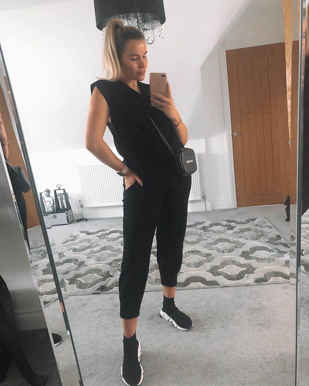 ジョージア・コウソウロウのインスタグラム：「Friday.. let’s go!!! To the shops 😔 How’s everyone feeling? Iv had a mixed week this week, one day so much energy & enthusiastic .. next I’ just wanna chill on the sofa moody all day 🤦🏼‍♀️ who’s the same ?!?」