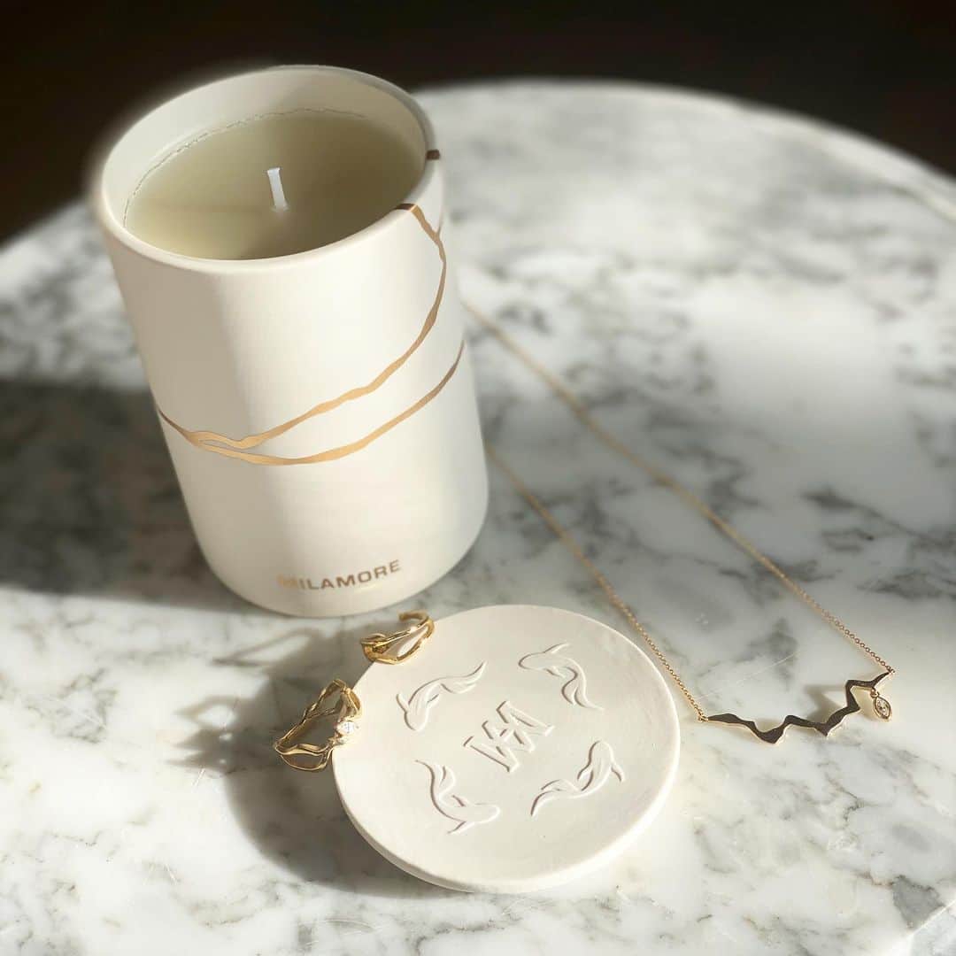 稲木ジョージのインスタグラム：「The Sampaguita @milamorejewelry candle is perfect in the morning. The #Kintsugi line on the porcelain is inspired by these jewelries 🤓 Btw, Sampaguita is the national flowers of the Philippines where I was born and it’s called “Arabian Jasmine” in English🥰  サンパギタは、ジャズミンの仲間で故郷ですフィリピンの国花。その香りを、#金継ぎ インスパイアの陶器で閉じ込めてみました。陶器の線は、ネックレスや、指輪のフォルムを描いたものなんだ🥰」