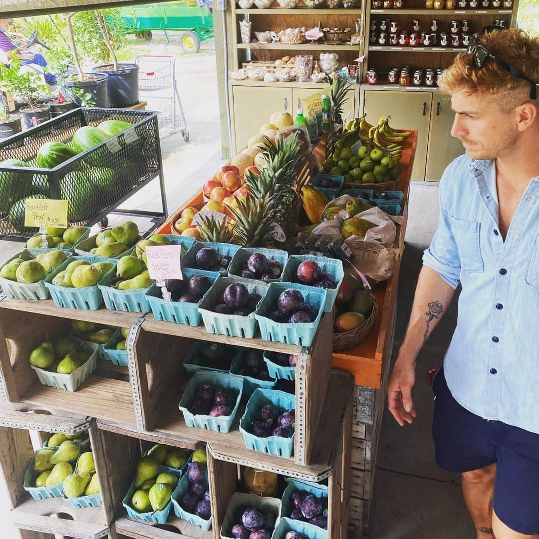 ルーク・エヴァンズさんのインスタグラム写真 - (ルーク・エヴァンズInstagram)「Buying my food from independent markets helps small local businesses. Also, the fruit and Vegetables always taste better. And the fish too!!! #supportyourlocalbusiness #localbusiness #supportsmallbusiness #supportlocal」5月15日 21時11分 - thereallukeevans