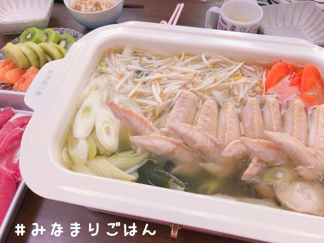 南まりかのインスタグラム：「. 今日のBRUNOランチは、 手羽先の塩鍋withラムしゃぶ(笑)  今日は、旦那さんが主にラムを食べて、娘とわたしは主に手羽先を食べるので二つ一緒にしちゃった🤣  手羽先のコラーゲンがたっぷり♬  出汁を取った昆布は、あとで佃煮にしちゃいます👍 それまでは切ってから冷凍庫へ。  余ったお野菜やスープは夜ご飯におじやにして食べましたよ👍 多めに作ると二回楽しめるからオススメ♪  そしてウェイパーで味付けするとすっごい簡単ですよ🤣笑  2枚目の写真は、昆布を入れてご満悦な娘ちゃん。笑  なんだかここ何日かは投稿する前に寝落ちしちゃう(๑⃙⃘°⌓°๑⃙⃘) . #bruno #ホットプレート #お昼ごはん #みなまりごはん  #手羽先の塩鍋 #ラムしゃぶ #ウェイパー #玄米  #味覇最強 #お手伝い #3歳女の子 #女の子のママ」