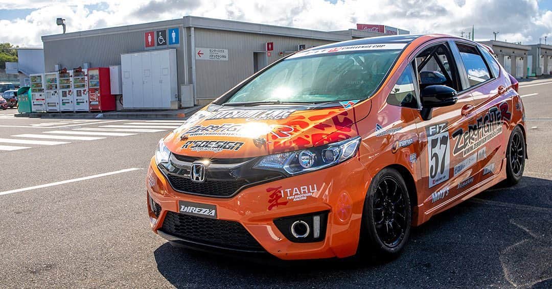 のインスタグラム：「_ Zero Fighter Honda GK5 FIT (JAZZ) _ _ Shot on 5-Aug 2019 "HONDA VTEC ONE MAKE RACE Rd.3" organized by @zerofighterautocustom at Suzuka International Circuit _ car: @zerofighterautocustom photo: @mistbahn _ _ JP) 2019年8月5日 鈴鹿フルコース(鈴鹿サーキット国際レーシングコース)、ゼロファイターさん( @zerofighterautocustom )主催「HONDA VTEC ONE MAKE RACE Rd.3」。 _ _ #hondavteconemakerace #zerofighterautocustom #suzukacircuit #suzukainternationalcircuit #鈴鹿サーキット #suzuka #fit #hondafit #ホンダフィット #フィット #jazz #hondajazz #gk5 #gkfit #vtec #hondafitrs #fitrs #l15b #l13b  #osakajdm #kanjo #kanjostyle #kanjoracer #kanjozoku #trackcar #trackspec #trackstance #timeattack #timeattackjapan #hondasontrack」