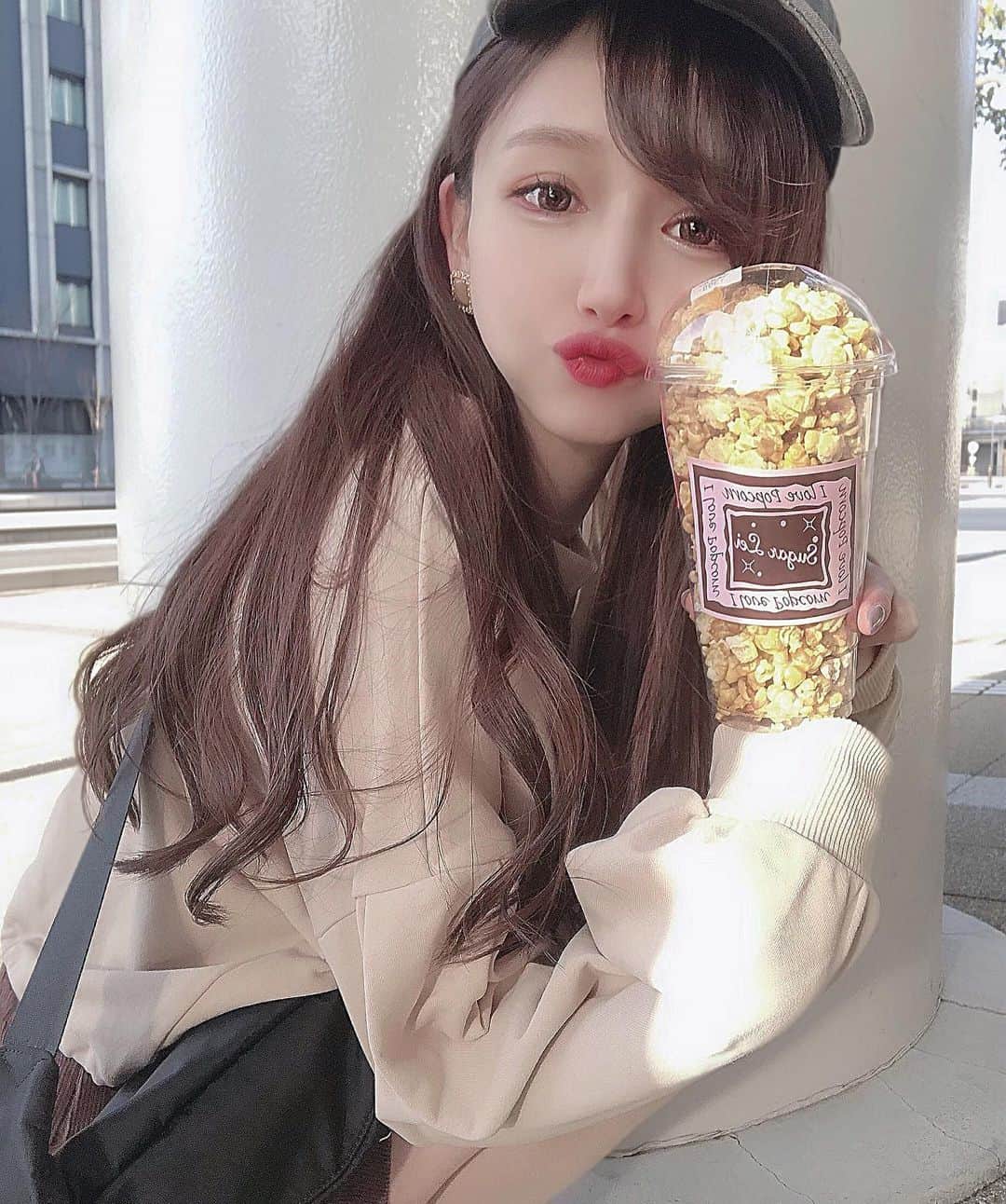 yuu__aaaのインスタグラム：「. . お久しぶりポップコーン🍿🙌💕 . おでかけしないのに服買ってる😂💕🙌 . . #ootd #fashion #cap#キャップ女子 #キャップコーデ #キャップ #ロングヘア#make#makeup #アイライン#アイブロウ#涙袋」