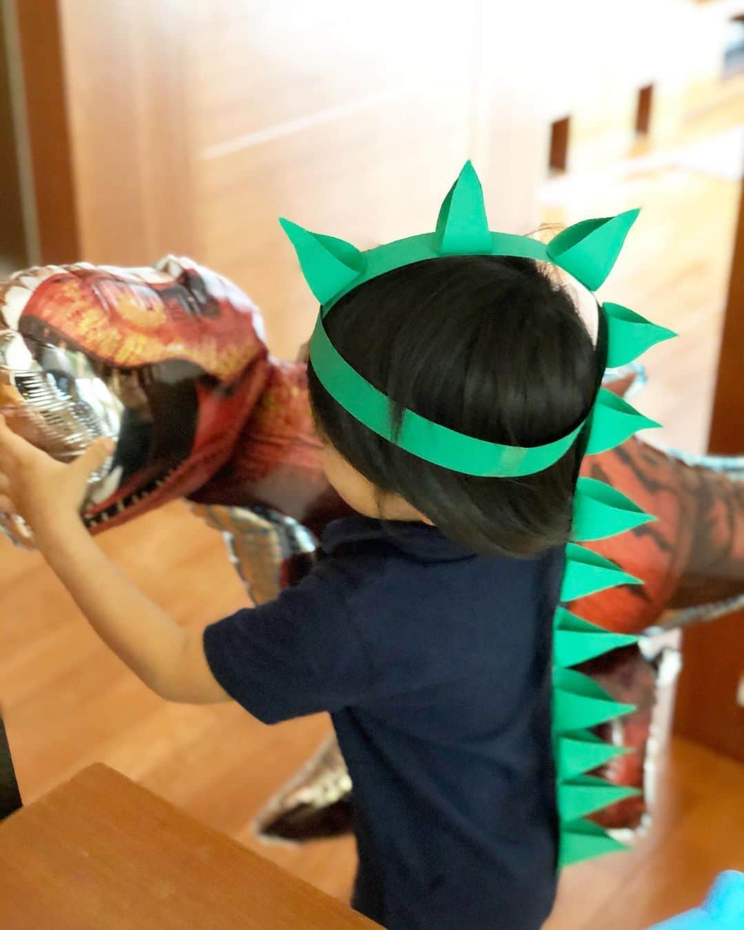 髙田麻紀子のインスタグラム：「❤︎ . Paper Dinosaur hat🦖🦖🦖 . #dinosaur #instagood #instalike #instapic #myson #DIY #dinosaurhat #papercraft」