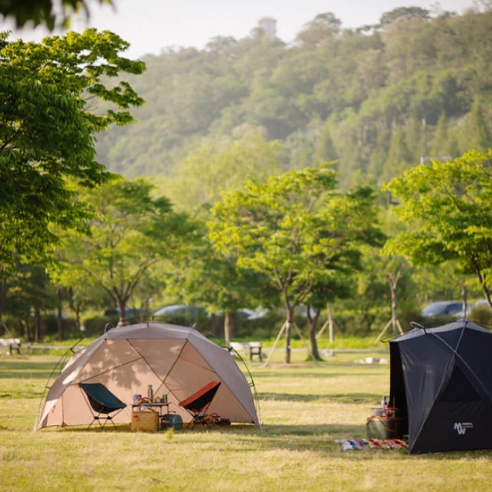 UNBY GENERAL GOODS STOREのインスタグラム：「#ミニマルワークスグラマーシェルター　は多彩な用途で活用できるミニマルなシェルターです。 キャンピング、海辺、公園、野外プールなど影が必要なところならいつでも簡単に組み立てることが出来ます‼️軽量なので女の子でも持てます😘グラマーシェルターとキャンプニック（キャンプ＋ピクニック）を楽しんでください。２つのポールで組み立てが可能な自立型シェルターです。 Poly 75D 耐水圧2,000mm 生地を使用、小さいテーブルと4つのチェアを置くことができます。 別売りのドアは、7月に入荷予定ですよー！ . . . #グラマーシェルター #ミニマルワークス #minimalworks #シェルター #キャンプ好きと繋がりたい  #キャンプ  #アウトドア  #camp #campstyle #campgear」