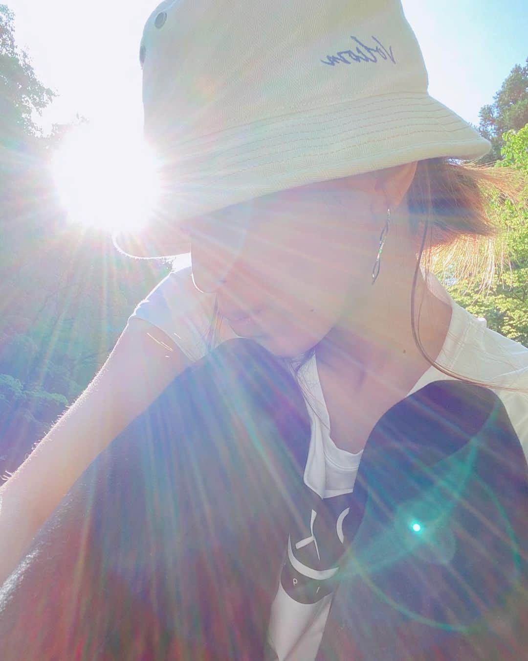 高橋菜摘のインスタグラム：「. . ストーリーズにも載せたけど 太陽ぎゃんぎゃんで好きな写真🌞 てきとーに気分で撮ってたりして 後からいい感じっていうのよくある🌿 . . 最近オーダーしたearring♡ 届いた日からお散歩でも付けてる。 この状況だし洋服は買えないけど アクセ選び、楽しんでます💎 心を込めて作ってくれた作家さん。 色々細かく要望聞いてくれて パーツの細かい部分まで オーダーさせてもらいました♡ デザインが好みなのはもちろん 私がお気に入りのパーツを わざわざ探して取り寄せて作ってくれて こんな親切に寄り添ってくれる 作家さん初めて出会った💘 アレルギーの人は特に… 親身になって相談してくれるよ。 プチプラなのに見た目が高級なの！ 軽すぎてびっくりだし♡ 女の子の癒しの時間、 コーヒー片手に覗いてみてね。 . . @avenir330 . . #アクセサリー #handmade #イヤリング #ジュエリー #ハンドメイド #jewelry #earings #ピアス #pierce #アレルギー対応 #おうち時間 #日光浴 #湘南ママ」