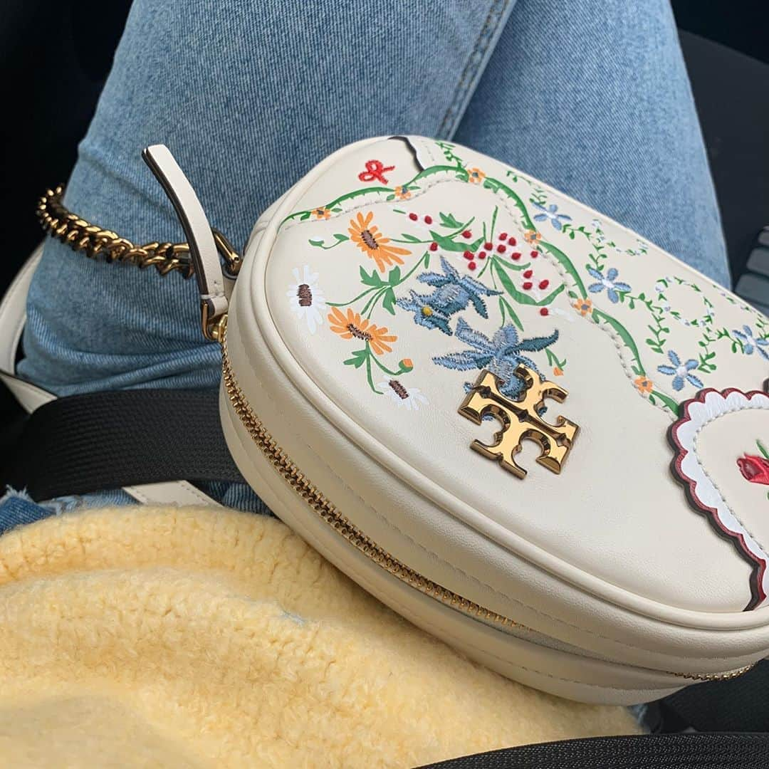 古関れんさんのインスタグラム写真 - (古関れんInstagram)「誕生日プレゼント🕊♡﻿ フラワー刺繍モチーフの @toryburch  発売したときに一目惚れしたもの﻿ ミニバッグなので荷物を少なく﻿ いい女を目指します、、笑﻿ ﻿ #toryburch #トリーバーチ﻿ #birthday」5月15日 21時24分 - renkoseki