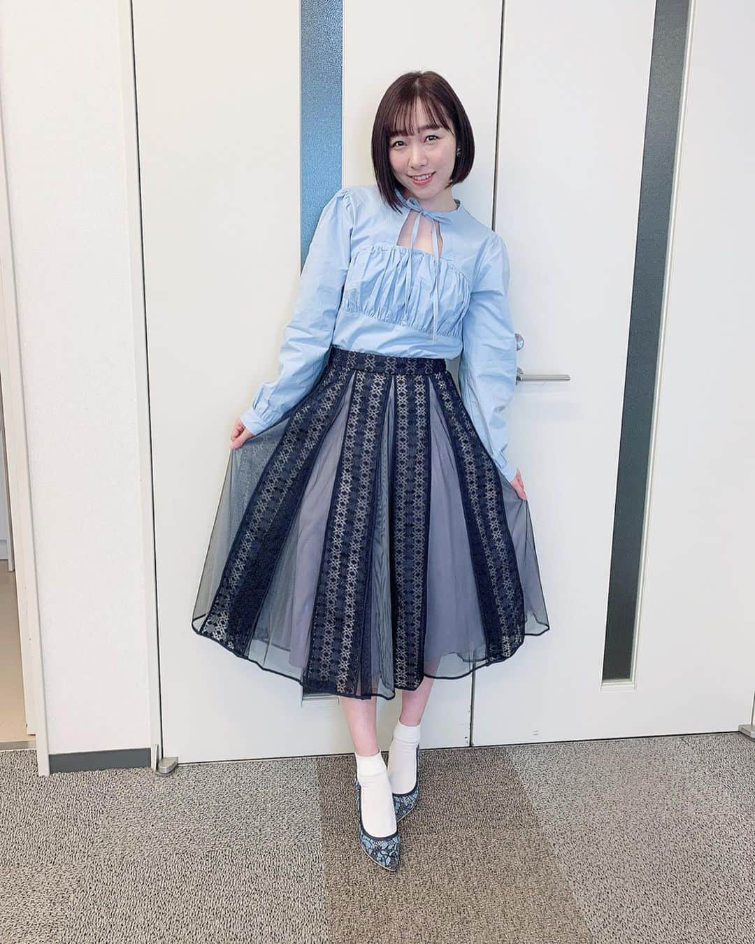 須田亜香里さんのインスタグラム写真 - (須田亜香里Instagram)「. . 【#ドデスカ】木曜日 本来隔週でしたが ここ最近は毎週お世話になっています。 . 愛知県民としての気持ちも 代弁できるように！というのも 大前提としてありますが 私は専門的なことはわからないので 知らないことを知ったかぶりしない という素直な気持ちを大事にしながら 自分の力で知れることにも 分からないことにも どちらにもアンテナを張ることを モットーに日々過ごしております。 . . . 👗💕 ドデスカでの最近のコーデ 4週分載せておきますね。 安定のオサレカンパニー名古屋のリリちゃんコーデ🥳 先週のだけブランド忘れちゃったけど タグ付けしといたよ〜 . 昨日のサーモン色のワンピが とても好評だった🐡🧡 二の腕は結構露出しているとみせかけて 袖の切り口の角度が 細く見せてくれるタイプだったから とても好きだった。 . 名古屋の番組は 基本毎回自分メイクなので リップも私物。 . 派手すぎず、重すぎず 軽やかに、爽やかに 朝の情報番組らしい色使いやツヤ感を心掛けています🍀 . . . 💄💋✨ ブルー & ピンクベージュの衣装の日  #celvoke04  #delamer . パープルのトップスの日  #osaji 08 君と . サーモンワンピの日  #apieu ジューシーパンティントRD03を血色で仕込んで  #toone ペタルエッセンスカラーバター03 . #春メイク #春コーデ #目指すは #olモテコーデ #ギリギリあざとくないのが理想 #笑 #朝の情報番組 verの私 . .」5月15日 21時25分 - akarisuda