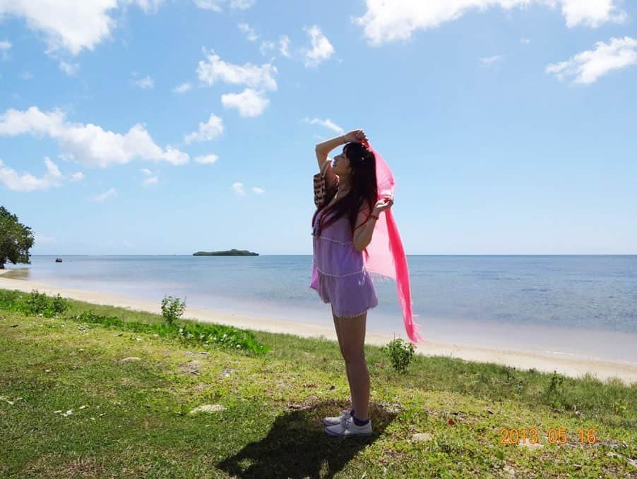 中川杏奈さんのインスタグラム写真 - (中川杏奈Instagram)「#memory #また行きたい場所🇺🇸 #グアム ⚠︎写真は数年前 撮影でも旅行でも何度も行ったグアム🌴✨ はじめての海外がグアムロケで、当たり前だけどみんなが英語しゃべってるのを見て感動した笑♡ 景色が綺麗なところもいっぱい😽 ウミガメとも泳げる🐢 24時間営業のKマートは何度行ってもウキウキ出来て欲しい物が見つかる💓 写真はグアムにある #天然プール の近くにいた野犬🐶 兄弟かカップルかわからないけど、2匹とも可愛くて凄く癒された😻  犬が可愛いのは世界共通です🥰 #guamtrip  #グアム編  #inarajanpool  #犬のいる暮らし  #動物好きな人と繋がりたい  #炭次郎カラー  #裾カラー #鬼滅カラー  #禰豆子カラー また最近裾カラーはじめました💗 担当は @suzuun0101 🥰」5月15日 21時30分 - annanakagawa0228