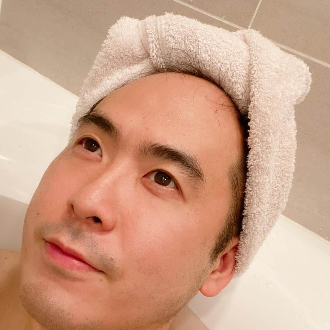 斎藤司さんのインスタグラム写真 - (斎藤司Instagram)「お風呂タイムなう 半身浴で、お風呂は1時間くらいはいるよ。 この時間に読書とか好きな音楽聴いてリフレッシュするの。 毒素抜くんだ〜 #ほんとは #おうち時間 #stayhome  #がっつり全身浴 #入って5分 #好きな時間でもない #ほぼ作業 #抜けるのは毒素じゃなくて髪の毛だけ #だからこの時間がそんな好きじゃない #でもBGMは聴く #シャワーでほぼ聞こえない。  P.S.いまsome day,the boyの歌詞追って聞いてたら携帯水没しました泣 慣れないことはするもんじゃない」5月15日 21時31分 - tsukasa_trandy