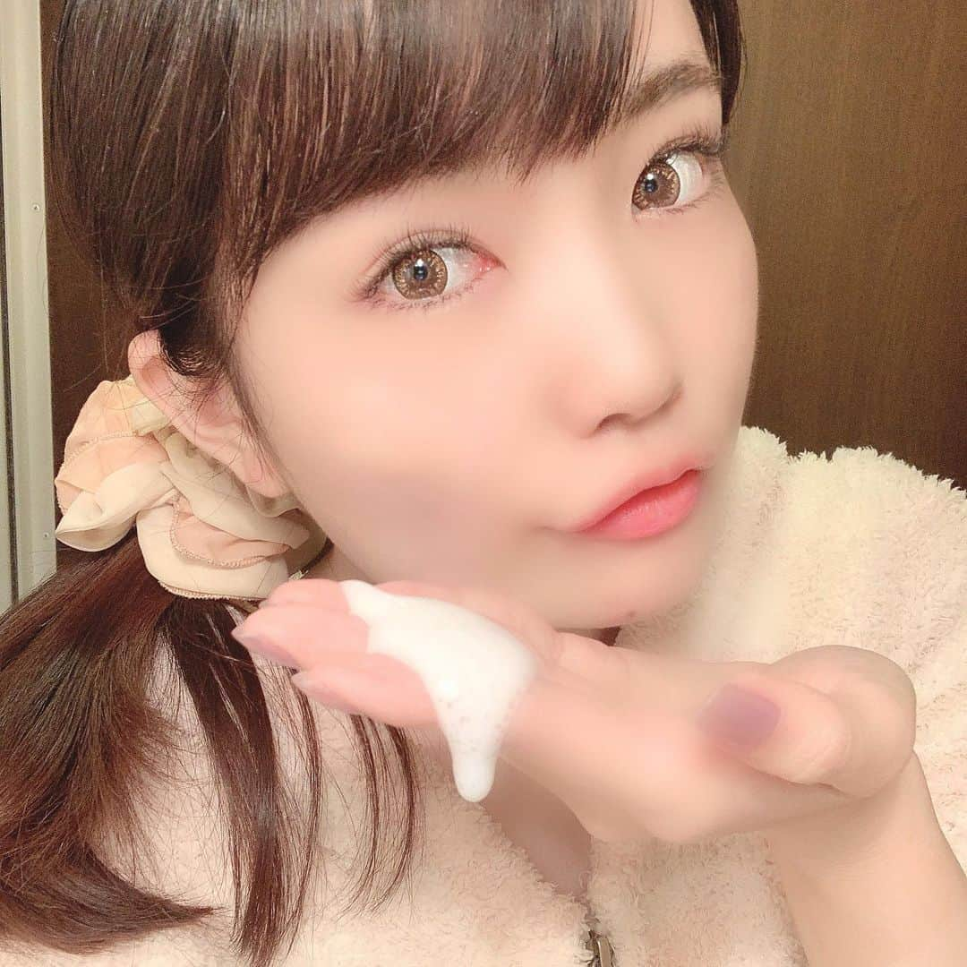 浅井麻里さんのインスタグラム写真 - (浅井麻里Instagram)「🧴🧴﻿ ﻿ もっちり泡❤️﻿ ﻿ 発売されたばっかり！の、﻿ エリクシールのブースターエッセンスの﻿ クリーミータイプ使ってみたー🎵😋﻿ ﻿ わたし乾燥肌が悩みだから、﻿ 化粧水の浸透率を上げてくれる導入美容液って﻿ 気になってたのです😍💕﻿ ﻿ このエリクシールのブースターエッセンス Cを﻿ 化粧水の前に使うと、化粧水がより浸透して、﻿ なめらかな肌になって潤うのー✨﻿ これだけでも、肌のツヤツヤもちもち感❤️﻿ ﻿ 今まではパチパチはじける炭酸泡タイプだったけど﻿ 今回クリーミーな炭酸泡タイプが新発売！﻿ 炭酸泡がなめらかでやわらかい❤️﻿ もっちりした泡に包まれるの気持ちいいし、﻿ 炭酸泡のマッサージ効果で﻿ 血行も促進してくれるの嬉しい🎵☺️﻿ ﻿ ﻿ 乾燥肌改善のために﻿ いろんなスキンケア試してみてるけど、﻿ これはその中でもヒット❣️﻿ ﻿ やっぱり乾燥肌には浸透率大事だから﻿ 導入美容液も必要だなぁ✨﻿ ﻿ ﻿資生堂様のプロモーションに参加中✨ この機会にこのアイテムに出会えて、﻿ とってもありがたい💕🙏﻿ ﻿ #つや玉#エリクシール#資生堂#スキンケア#美容液#美容#PR#skincare#shiseido」5月15日 21時31分 - mari_asai_625