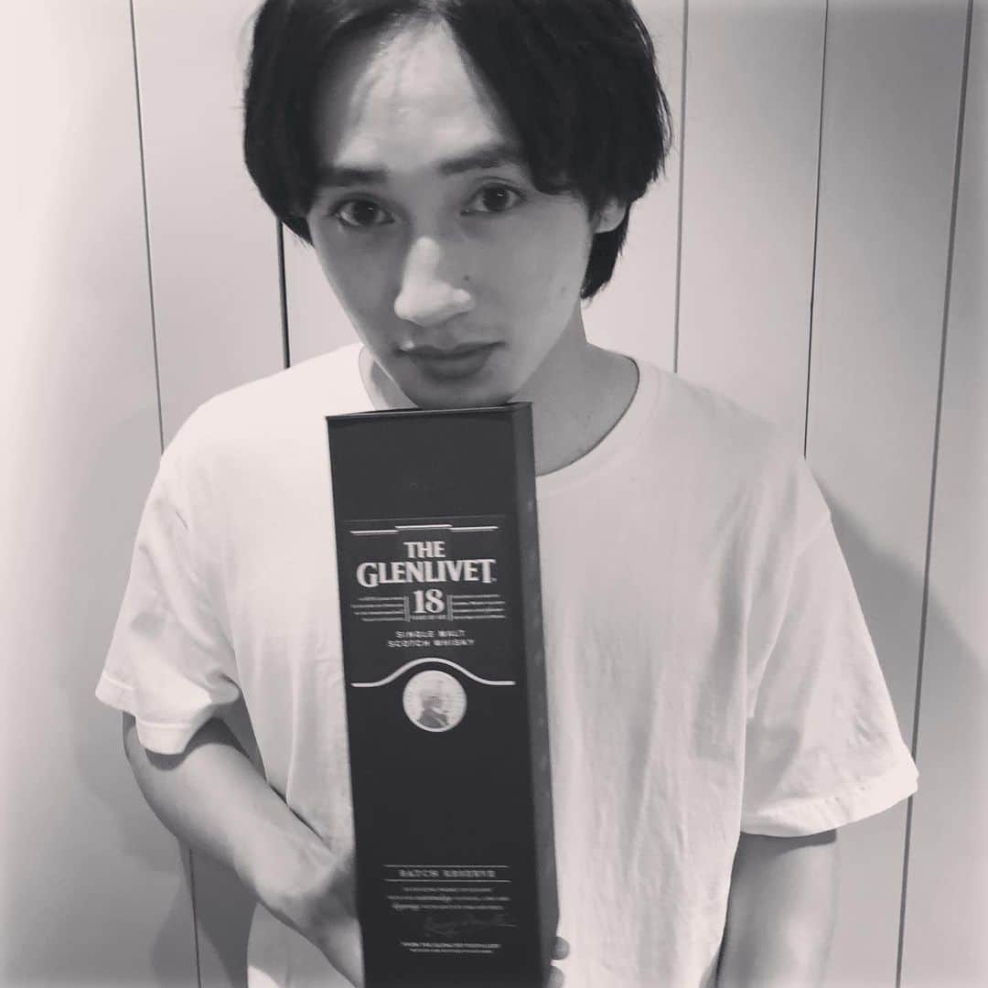 松本岳さんのインスタグラム写真 - (松本岳Instagram)「こんちゃす。 今日はニコ生ありがとうございました。 ちなみに昨日はウチにTくんが誕生日祝いにこのウイスキーを届けてくれたんよー！ その後2人で少しこのウイスキーをロックで飲んで語りました。 ありがとTくん🍞」5月15日 21時34分 - gaku_22
