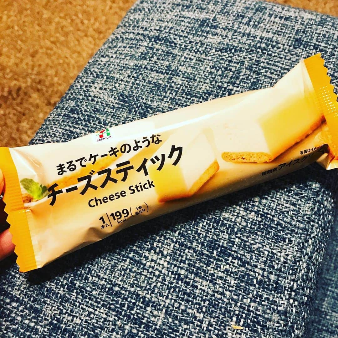 小西ゆりなさんのインスタグラム写真 - (小西ゆりなInstagram)「今週もお疲れ様でした😵 そんな自分へのご褒美アイス🍨 コレおいしー♡♡ カロリーも思っていたよりも少なめ✨ #今週もお疲れ様でした #金曜日 #自分へのご褒美 #アイス #icecream #セブンイレブン #セブンアイス #まるでケーキのようなチーズスティック #アイス部」5月15日 21時34分 - yurina_konishi