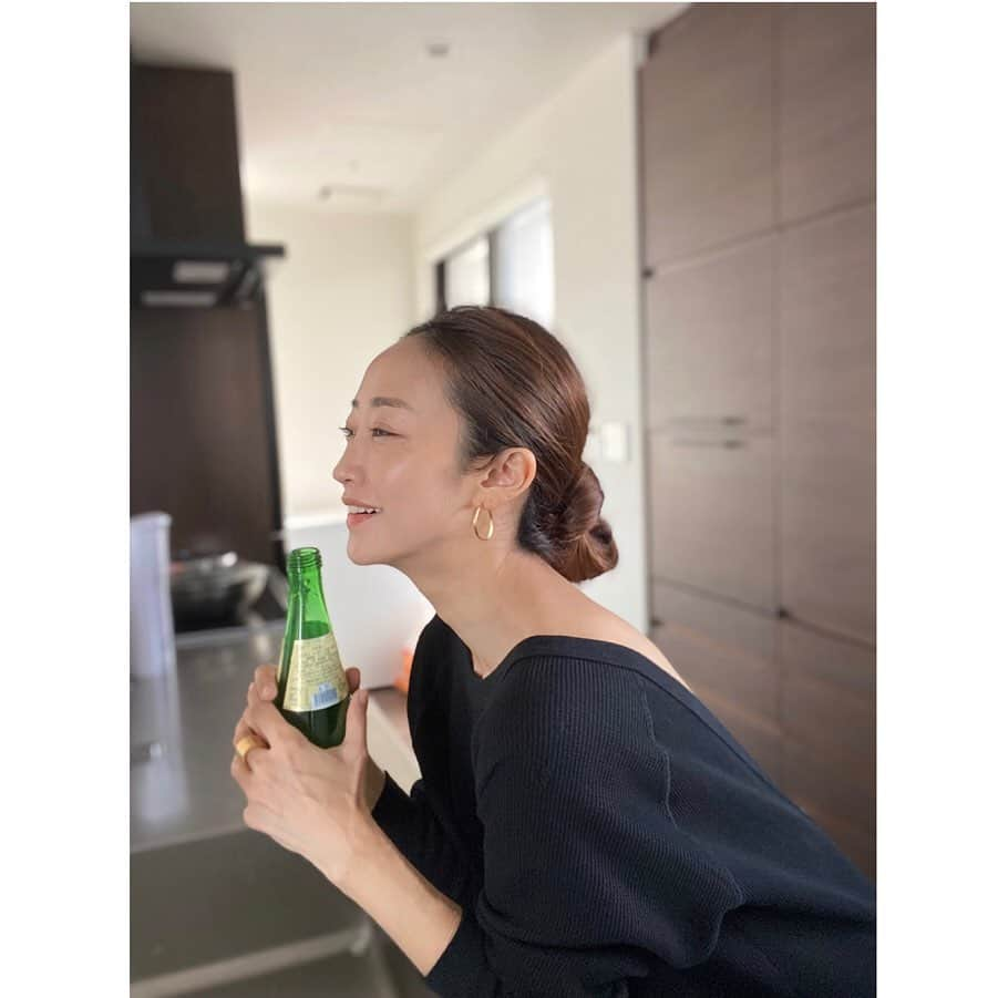 神崎恵さんのインスタグラム写真 - (神崎恵Instagram)「取材と打ち合わせ三昧の1日でした📝 オンラインの打ち合わせはお顔が見れるから、なんだか嬉しくて。 今日も先輩方の変わらない笑顔と声に元気をもらいました。 そんな日は、動きやすさと心地よさ、顔色の良さ、全部ありの黒のサーマルワンピース。 画面越し。肌より暗い色を着ると肌が明るく見える💡 @kate.tokyo.official_jp の新作のアイカラー、マスカラ 、リップを試した日でした。 あっという間の金曜日。 今までとは、また違うスピードで時間が過ぎていく💨 アイカラー・リップ・マスカラ  #kate ワンピース　@etretokyo」5月15日 21時45分 - megumi_kanzaki