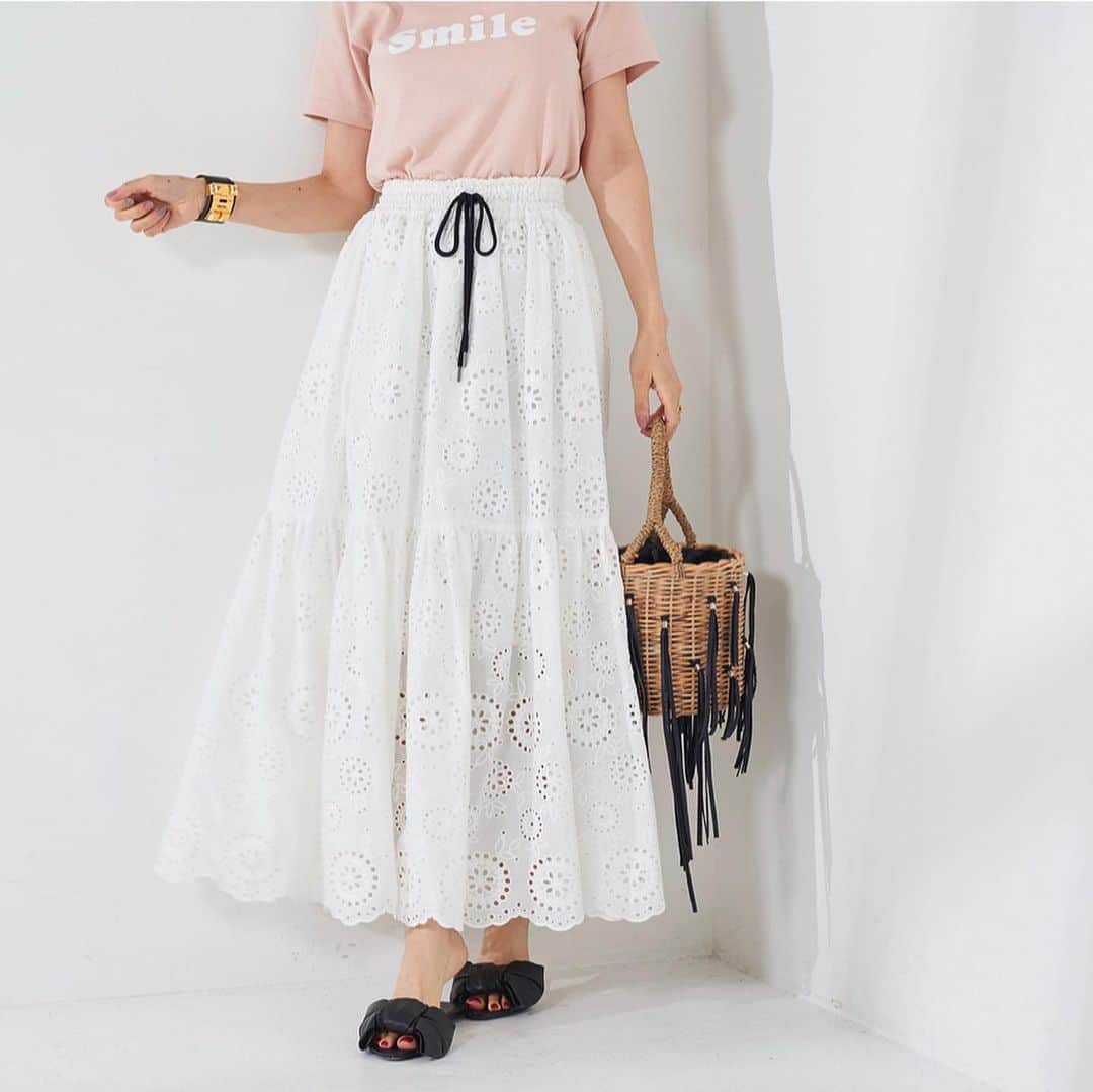 kiyomi medeirosさんのインスタグラム写真 - (kiyomi medeirosInstagram)「夏の新作のコットンレースマキシスカート♡♡ * 大振りのレースが可愛くて、ウエストの黒リボンがポイント❤️❤️ 裾もスカラップで可愛いの💕💕 * 5/20(水)21:00発売です💕💕 * tops,skirt…#obli sandal…#balenciaga  bag…#ludlow @obli_official  #fashion#outfit#instagood#instalike#instafashion#ootd#cordinate#style#ファッション#コーディネート#コーデ#ママコーデ #春服コーデ#レース#レーススカート」5月15日 21時38分 - kiyomimedeiros