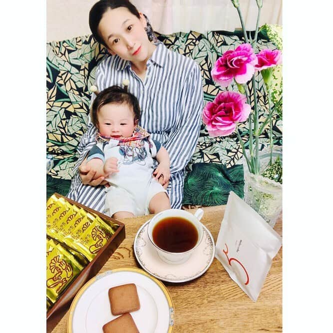 世手子さんのインスタグラム写真 - (世手子Instagram)「Coffee time with my son☕️ Slowly spent at home with auspicious sweets(*´∇｀*) Oita Prefecture is raining but I'm having a good time with my son(〃ω〃) Have a nice weekend, everyone٩(๑❛ᴗ❛๑)۶ @melhor_coffee #melhor_coffee で息子と #コーヒータイム （＾∇＾） #ドリップバッグ で #コーヒー豆 の香りを堪能しながら #有意義な時間 を過ごしてるよ(*^ω^*) #深い香り と #酸味がいい感じ だった(^○^) #今日のおやつ は #コロンバン #colombin の #金しゃちショコラ と共に(о´∀`о) #金しゃち で #縁起がいい 気がしてる(￣▽￣) #おうち時間 を #楽しみまくる w #おうちカフェ オープンしました( ´∀｀) #コーヒーカップ は #ジルスチュアート #jillstuart @jillstuart.jp @jillbyjillstuart_official  珍しくて一目惚れ(*^ω^*) 最近 #gapbaby #gap @gapkids @gap.baby_offical @gap_jp @gap のセールに負けて #爆買い w 明日も楽しもう(*´ω`*) #ドリップコーヒー  #check2354 #monipla #colombin_fan #follop #sponsored #coffee #コーヒー  @follop.jp @cafe @カフェ @コーヒーのある暮らし @自粛」5月15日 21時39分 - rojide