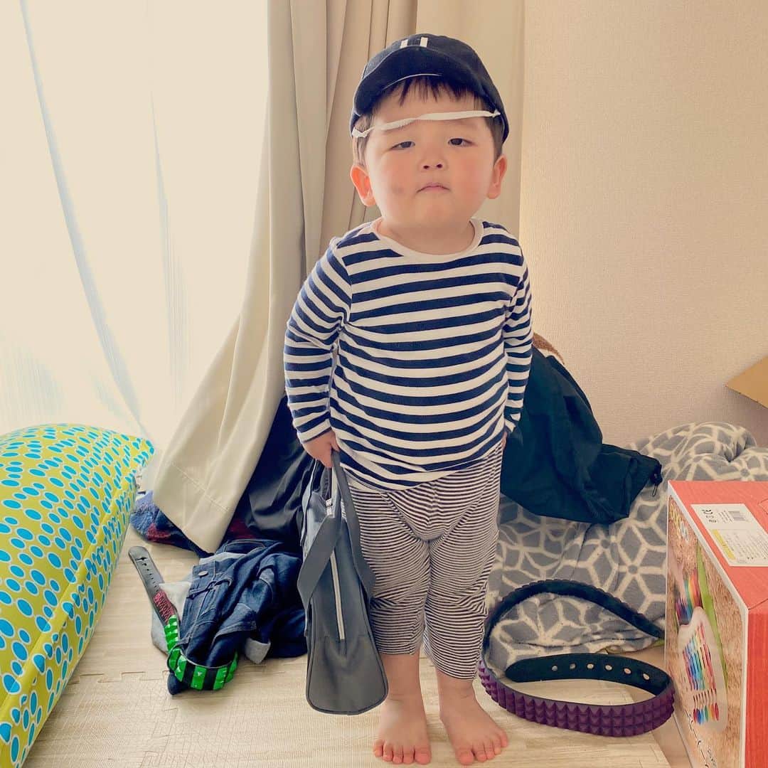 山西章博のインスタグラム：「遊びに行く準備ができたみたいです。 #赤ちゃん #嫡男 #せがれ #ボーダーにボーダー  #小さいかばん #顎紐はするのかしないのか #右頬ぶつけてアザ  #引越し直後で片付かない #トータルコーディネート  #耳だけ似てる #耳以外も似て来た #これ以上似るな #ママリ#パパリ#ベビフル#ベビリトル#コドモノ#mamanoko#コノビー#mamanokoカメラ部#mamanokoギフトキャンペーン#コドモダカラ」