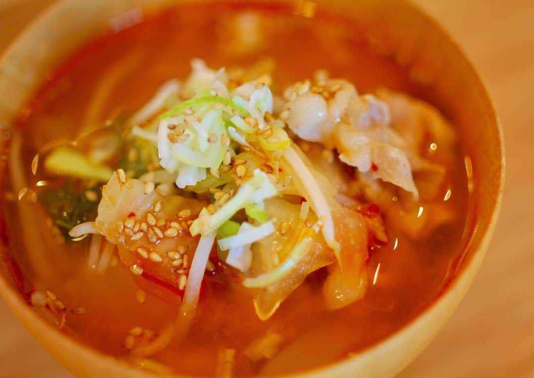 のインスタグラム：「豚キムチスープです たまご、春雨、うどん、ご飯 何を入れても美味しくなるやつです レシピ動画はTwitterに⋆⸜ ⸝⋆ . #おうちご飯 #料理 #レシピ  #みすずご飯 #キムチ」