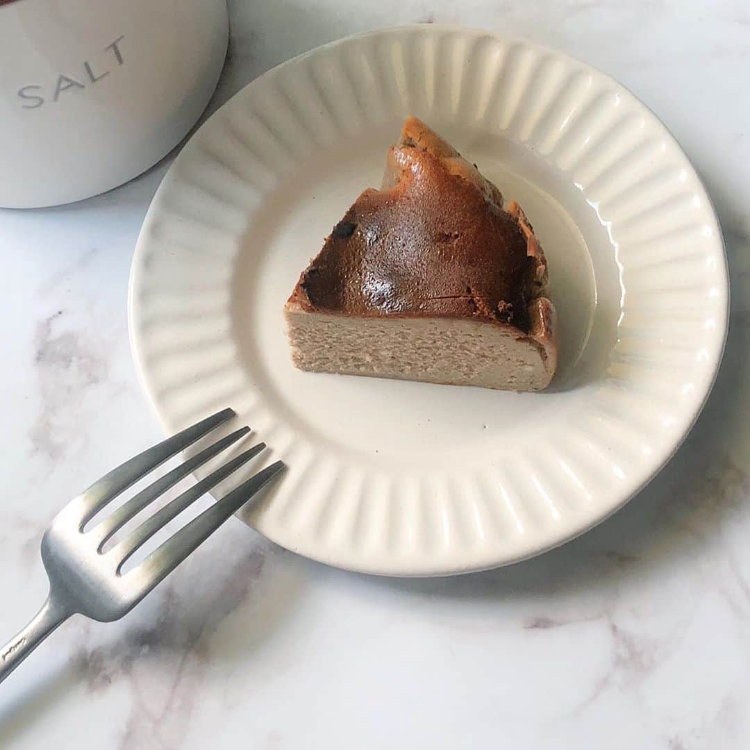 のインスタグラム：「🍰﻿ ﻿ ほうじ茶チーズケーキ🧀﻿ ﻿ この前のバスクチーズケーキのレシピに﻿ ほうじ茶パウダー追加した🍰🍵﻿ ﻿ お塩をひとつまみふりかけて🧂﻿ ほうじ茶と一緒にいきたい﻿ ところだけど﻿ 最近ハマっている和紅茶と共に。﻿ ﻿ ﻿ ﻿ ﻿ #ほうじ茶チーズケーキ #バスクチーズケーキ #ほうじ茶バスクチーズケーキ #チーズケーキ #お菓子作り #日本茶スイーツ #日本茶 #おうちカフェ #おうち時間 #teatime #グルテンフリー #グルテンフリーレシピ #グルテンフリースイーツ」
