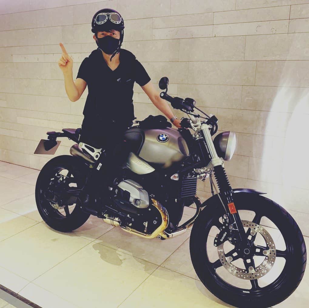 のインスタグラム：「‪新しいヘルメットで近場を一周。1週間頑張った自分へのご褒美タイム。ストレス解消した（笑）‬ ‪今日のバイクはBMW RnineT スクランブラー。‬ ‪やはりこれもミッションインポッシブル6仕様。‬ ‪#bike #bikelife #biker #bmwrninet  #バイク」