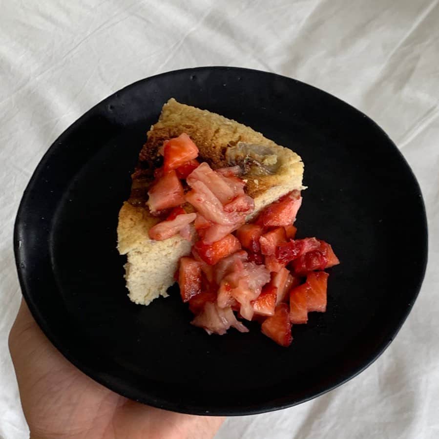 斎藤なりのインスタグラム：「作り置きお菓子として定番化してる 「お豆腐とおからのバナナケーキ」 に苺をプラスすると最強なことが分かった💯 . お豆腐・おからで作ったタンパク質豊富 栄養満点ケーキだから罪悪感なしで食べれるので コロナ太りして悩んでる方にとにかくおすすめ！ . そしてそして次回作るときは 先日届いたオーブンレンジ使って 更に美味しくなるよう改良してみる！ . みんな、何か作って欲しいリクエスト あったらどんどん教えてー！ . そして、嬉しいことに またまたレシピ教えてほしいとリクエスト 頂いたので載せとくね〜！ わたしがリピートしちゃうぐらい 簡単だから是非作ってみてね🌿 --------------------------------------------- 【材料】 ☑︎バナナ…2本 ☑︎生おから…120ｇ ☑︎絹ごし豆腐…100ｇ ☑︎プレーンヨーグルト…150ｇ ☑︎糖類…15～30ｇ ☑︎卵…2個 ☑︎ベーキングパウダー …小さじ1.5 ☑︎レモン汁…大さじ1～2 (よりケーキっぽくしたかったら薄力粉大さじ1.5) . 【作り方】 ⑴バナナは1本をペースト状に潰して、 もう1本は0.5mmくらいの輪切りにカット . ⑵ペースト状にしたバナナとほかの材料を 全てボールに入れ、バンドミキサーでよく混ぜる。 . ⑶2を耐熱タッパーにいれ 輪切りにしたバナナを乗せる . ⑷ 電子レンジでラップ無しで20〜30分くらいレンチン 粗熱を取ってから冷蔵庫で冷やしたら完成💮 . ☑︎ポイント 電子レンジ600ｗで28分やりました！ 出来上がりの生地が緩く感じると思いますが しっかり冷やせばある程度固まります！ -------------------------------------------------- #となりの食卓　#料理好きな人と繋がりたい #料理友達募集中　#朝ごはん #朝ごはんの記録 #おうちあさごはん #おうちごはん #あさごはん #いえごはん #家ごはん #朝食 #iegohanphoto #フーディーテーブル #和食 #和食朝ごはん #和食ごはん #豊かな食卓 #朝時間 #私のおいしい写真 #丁寧な暮らし #私のおいしい写真 #iPhone写真 #料理 #料理写真 #wp_deli_japan #mycook365 #てづくりごはん365 #キッチングラム #おうちごはんlover #タベリー」
