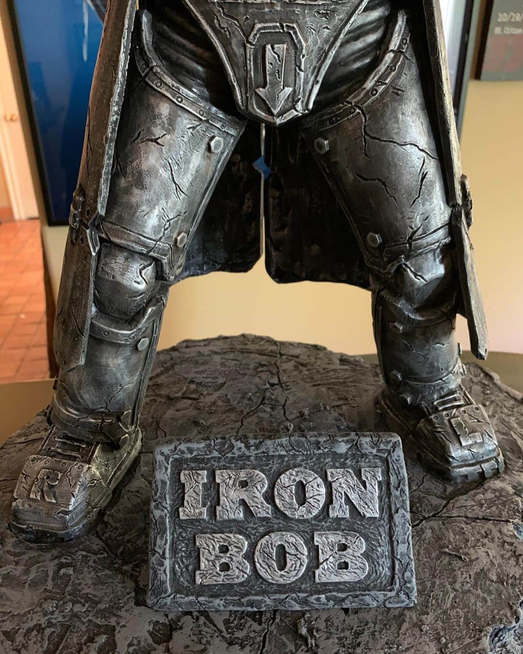 ケヴィン・スミスさんのインスタグラム写真 - (ケヴィン・スミスInstagram)「Presenting IRON BOB! Monster-maker @robertkurtzmanmufx - the genius behind the Walrus in @tuskthemovie - has made amazing Iron Bob sculptures, busts and wearable helmets that he starts selling today at his website (link in my bio)! If you’re strapped for cash like most of us, DO NOT BUY THIS! But if you’ve got some extra scratch and you love @jayandsilentbob more than most, these pieces are stunning! Like many craftspeople in our business, Atlanta-based Bob is also out of work. So to help pay his FX shop overhead until productions resume, Bob’s made 100 each of these sublime sculptures. Again: do NOT buy if you’re broke! But if you’ve got some extra cash and you wanna both own this madness AND help out the guy who made Mark Wahlberg’s fake dick in BOOGIE NIGHTS, hit up Bob’s website at the link in my bio! #KevinSmith #robertkurtzman #jayandsilentbob #jayandsilentbobreboot #sculpture #ironbob」5月16日 3時33分 - thatkevinsmith