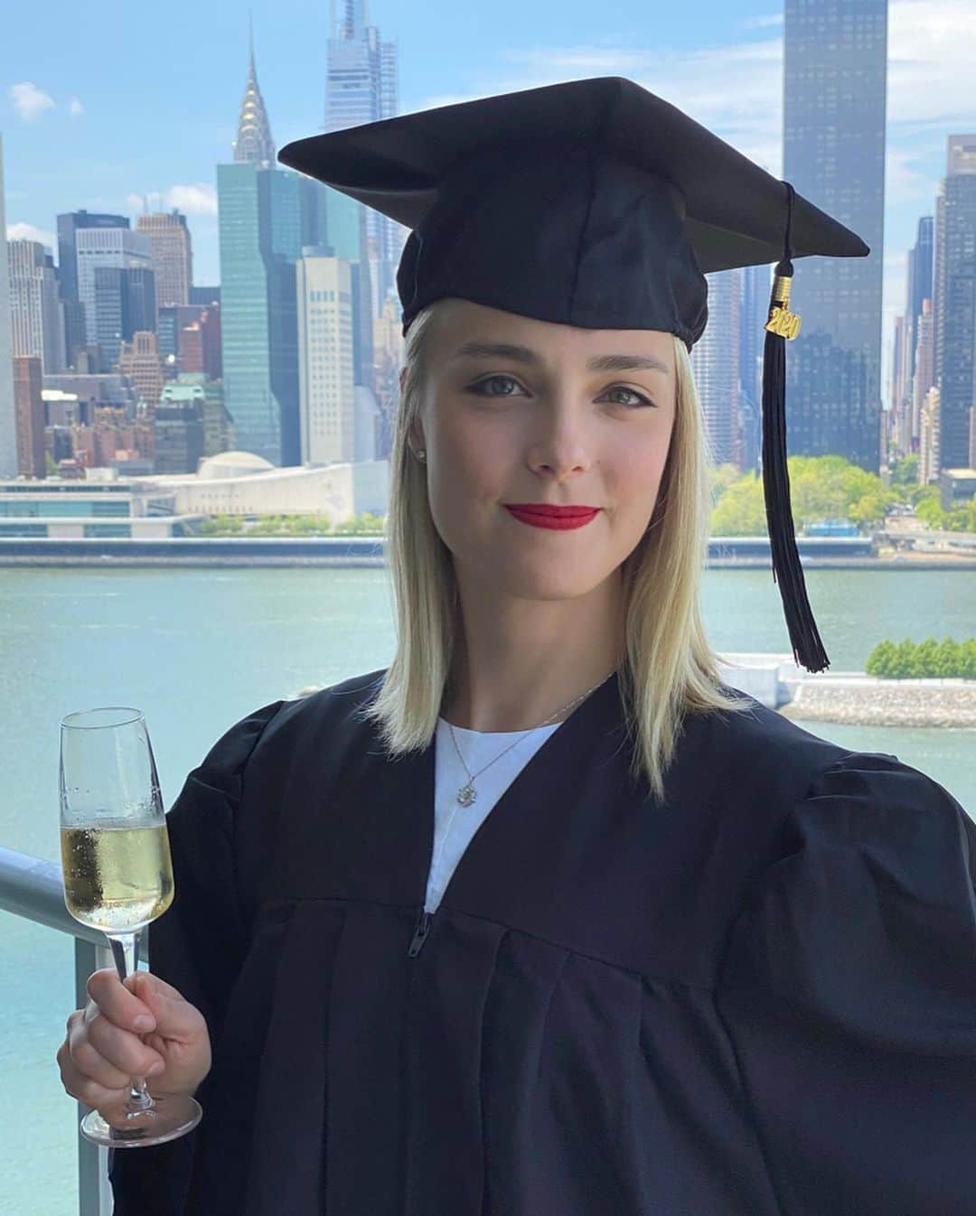 キーラ・コルピさんのインスタグラム写真 - (キーラ・コルピInstagram)「WE DID IT!!! Class of 2020 - congratulations! 💃🏼👩🏼‍🎓🥳🥂💖💥🧚🏻 I’m sure this has been a very emotional day for many graduating students around the world. At the same time as we’re feeling sad we didn’t get the ending we hoped for due to the global pandemic, we’re also very moved with joy and pride about our accomplishments.  My own journey towards achieving Bachelor’s Degree started already in 2008 at the University of Tampere (economics). Soon after traveling for skating around the world took over and I had to pause my studies. In 2018, after having moved to NYC, I found @thenewschool and its bachelor’s program for adults and transfer students. That school and that program (liberal arts) suited perfectly to me with its flexibility + I was able to transfer most of my credits from Tampere.  I’m so grateful to have had the experience to study both in Finland and the US, and gain valuable friendships and learnings. I’m not yet sure where this degree or life will take me, but I hope my skills and gifts will continue to be of service to this world in different ways. What my time at The New School taught me the most was to look at life and society (also the sports world) through the lenses of social justice, creativity and love.  Thank you to ALL my teachers, school mates, family and friends who have supported me in so many ways 😭❤️❤️ #newschoolgrad #classof2020」5月16日 3時34分 - kiira_korpi