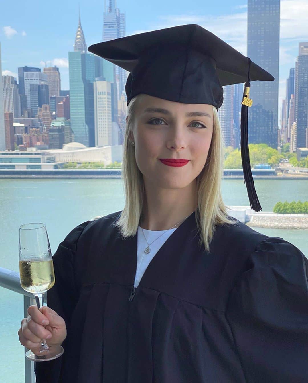 キーラ・コルピのインスタグラム：「WE DID IT!!! Class of 2020 - congratulations! 💃🏼👩🏼‍🎓🥳🥂💖💥🧚🏻 I’m sure this has been a very emotional day for many graduating students around the world. At the same time as we’re feeling sad we didn’t get the ending we hoped for due to the global pandemic, we’re also very moved with joy and pride about our accomplishments.  My own journey towards achieving Bachelor’s Degree started already in 2008 at the University of Tampere (economics). Soon after traveling for skating around the world took over and I had to pause my studies. In 2018, after having moved to NYC, I found @thenewschool and its bachelor’s program for adults and transfer students. That school and that program (liberal arts) suited perfectly to me with its flexibility + I was able to transfer most of my credits from Tampere.  I’m so grateful to have had the experience to study both in Finland and the US, and gain valuable friendships and learnings. I’m not yet sure where this degree or life will take me, but I hope my skills and gifts will continue to be of service to this world in different ways. What my time at The New School taught me the most was to look at life and society (also the sports world) through the lenses of social justice, creativity and love.  Thank you to ALL my teachers, school mates, family and friends who have supported me in so many ways 😭❤️❤️ #newschoolgrad #classof2020」