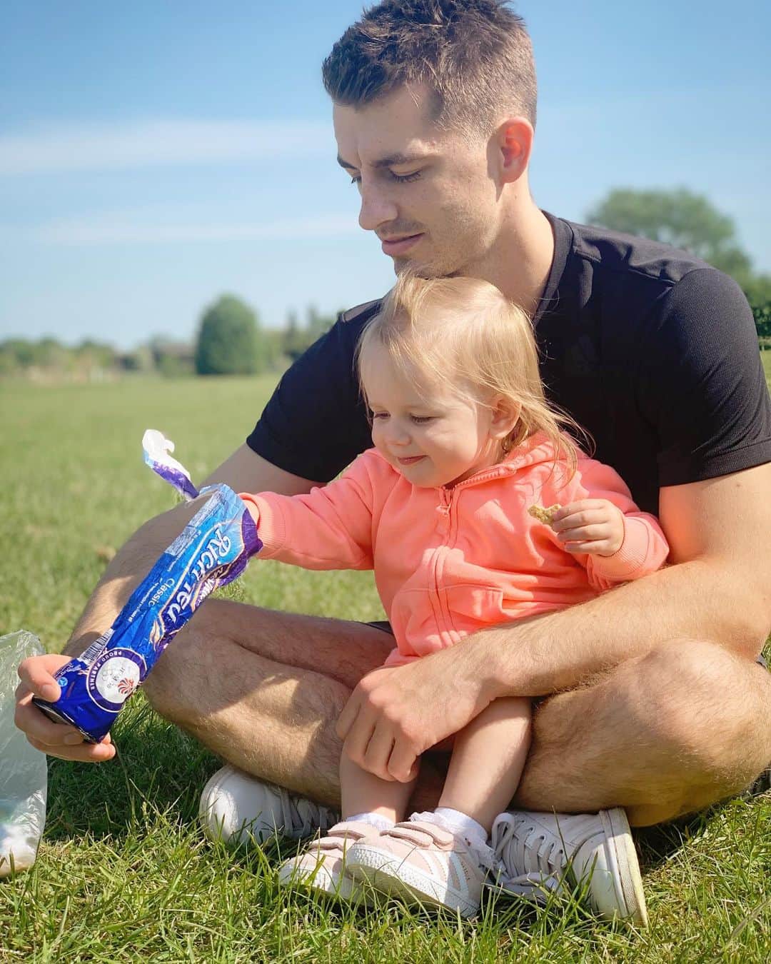 マックス・ウィットロックのインスタグラム：「Think Willow likes biscuits as much as me 😋」