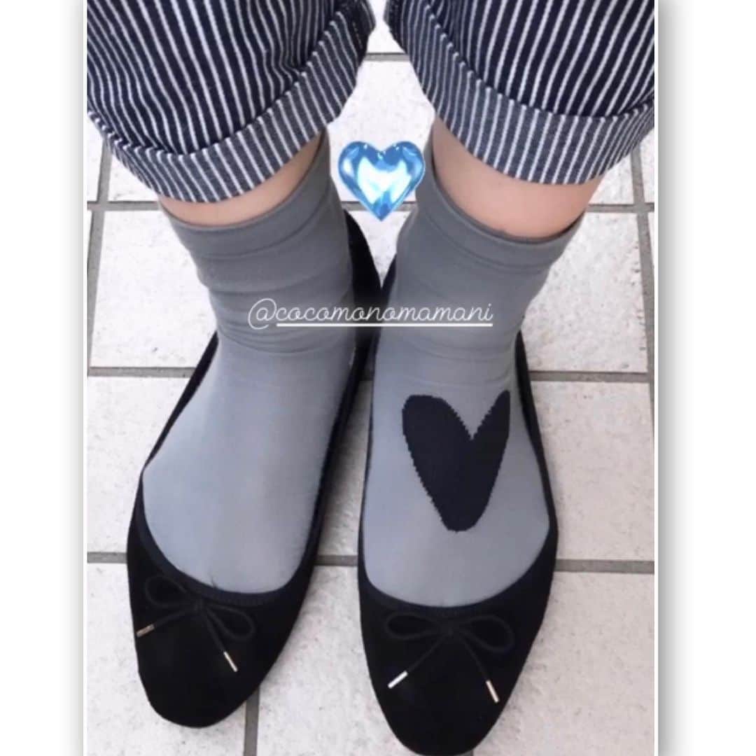 のインスタグラム：「本日も可愛い足元写真を😌💕 ありがとうございます😭😭 こちらの靴下は 『よ〜く見ると』  右と左で違う柄の靴下です🧦🧦 黒のパンツやスカートと合わせたくて 足の甲に黒のハートにしました😊  しかも左足だけに🤍 【商品名】うさぎさんショート 【カラー】グレー 【素材】綿70%　ナイロン30% 【サイズ】22-26cm(かかとあり) 【洗濯方法】水に濡れても強度が低下しない為ネットに入れていただくと洗濯機で丸洗いでき、お手入れ簡単です。 　全て編み込みでプリントタイツではないので、何度洗濯しても色落ちする心配がありません。 【製造】靴下の三大産地の一つ、兵庫県加古川市の自社工場で、株式会社神木が製造しています。 【原産地】日本 ❤️‼️❤️‼️ ❤️‼️❤️‼️ ❤️‼️❤️‼️ ❤️‼️❤️‼️ #靴下  #スニーカー　#コーディネート　#コーデ　#かわいい　#モノトーン　#オシャレ #足元倶楽部　#あしもとクラブ　#スニーカー　#オシャレさんと繋がりたい　#ステイホーム　#プレゼント選び　#日本製　#おしゃれ #おうち時間  #くつした #くつしたコーデ　#ショートソックス #ハート #🐰 #うさぎ #うさぎのいる生活 #うさぎ好きさんと繋がりたい #おうちごはん #コーデ記録　#socks #kawaii #プリント倶楽部 ❤️‼️❤️‼️ ❤️‼️❤️‼️ ❤️‼️❤️‼️ ❤️‼️❤️‼️ Instagramでのご注文で ‼️‼️送料無料キャンペーンします‼️‼️ cocomonomamaniでも InstagramのDMでお買い物！ ができるようになりました^_^ 💌1足だけの場合は、 こちらでオーダーいただくと 送料無料にしますので DMに欲しい靴下書いてください💌 ※1足🦵送料無料キャンペーンはInstagramの DMでのご注文のみです🦵🦵🦵」