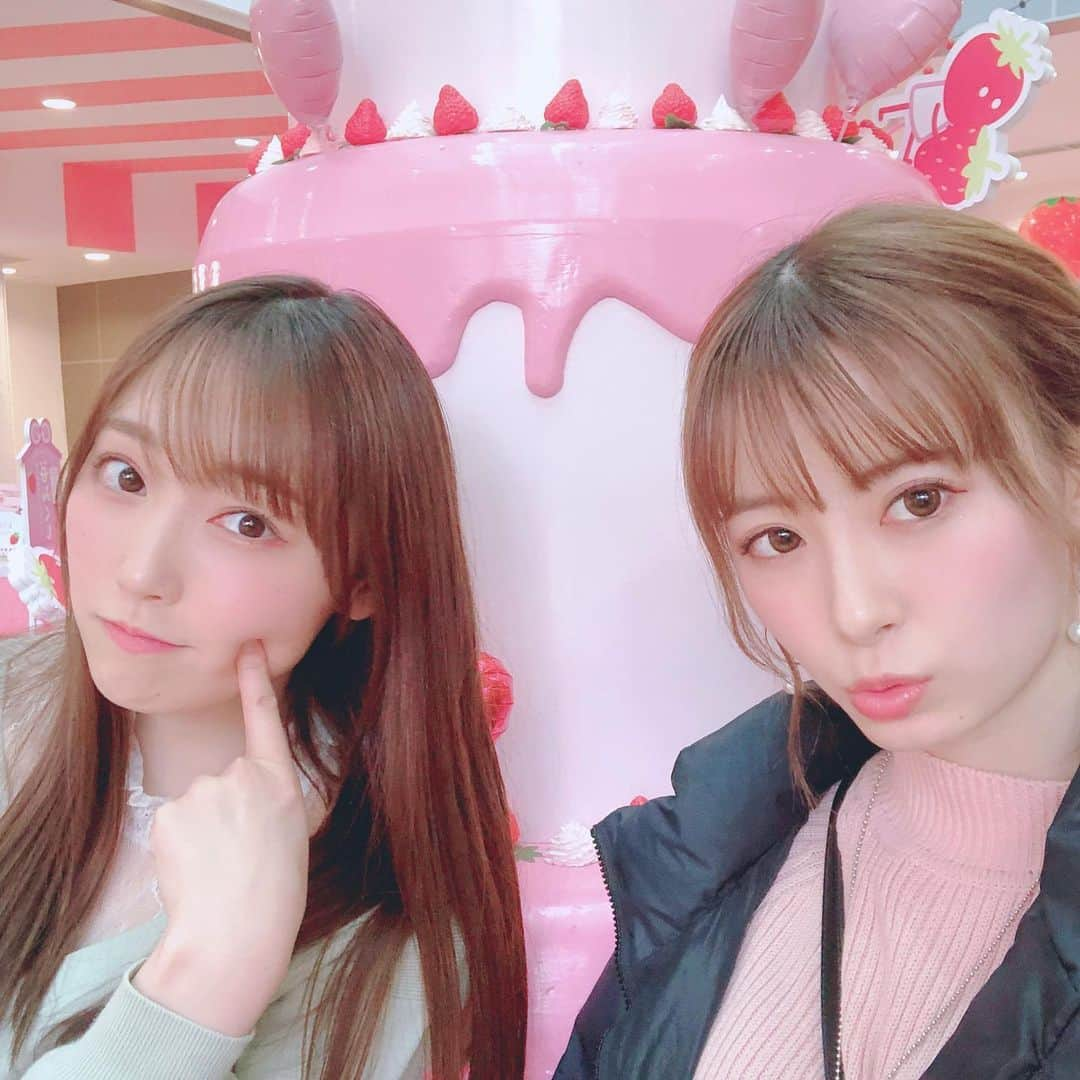 生田衣梨奈さんのインスタグラム写真 - (生田衣梨奈Instagram)「同期2人で頑張っとーよ⸜❤︎⸝‍﻿ ﻿ 本当に仲良いなっておもうし﻿ 最近2人で笑う事増えたっちゃんねー笑﻿ ﻿ お互い実感しとーと思う笑﻿ ﻿ ﻿ 動画で伝われ🥺🥺﻿ ﻿ ﻿ #morningmusume20﻿ #モーニング娘20﻿ #えりぽんかわいい﻿ #9期﻿ #かわいい﻿ #アイドル﻿ 存在が #インスタ映え﻿ #仲良し﻿ #いちご」5月15日 22時05分 - erina_ikuta.official