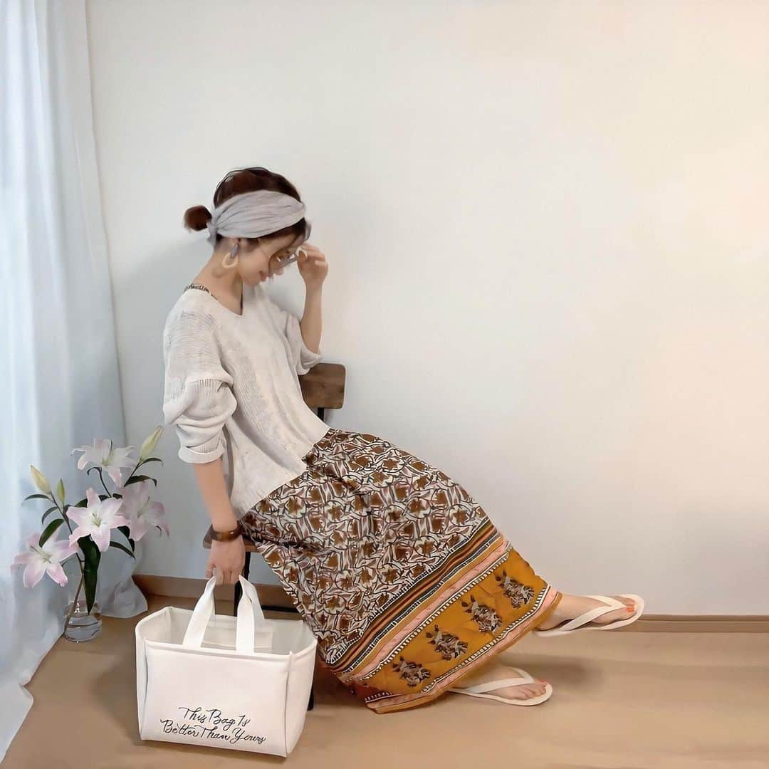 Sayakaのインスタグラム：「* スーパーに行くだけの日も メイクして、アクセサリーを着けて お気に入りのものを纏うだけで気分も上がる☺️✨ . .  #fashion #ootd #coordinate #boujeloud #muji #zara #stayhome #sayakascoordinate #ワンピース #ブージュルード #無印良品 #ザラ #もも缶トートバッグ #おうち時間 #おうちファッション #リラックスコーデ」
