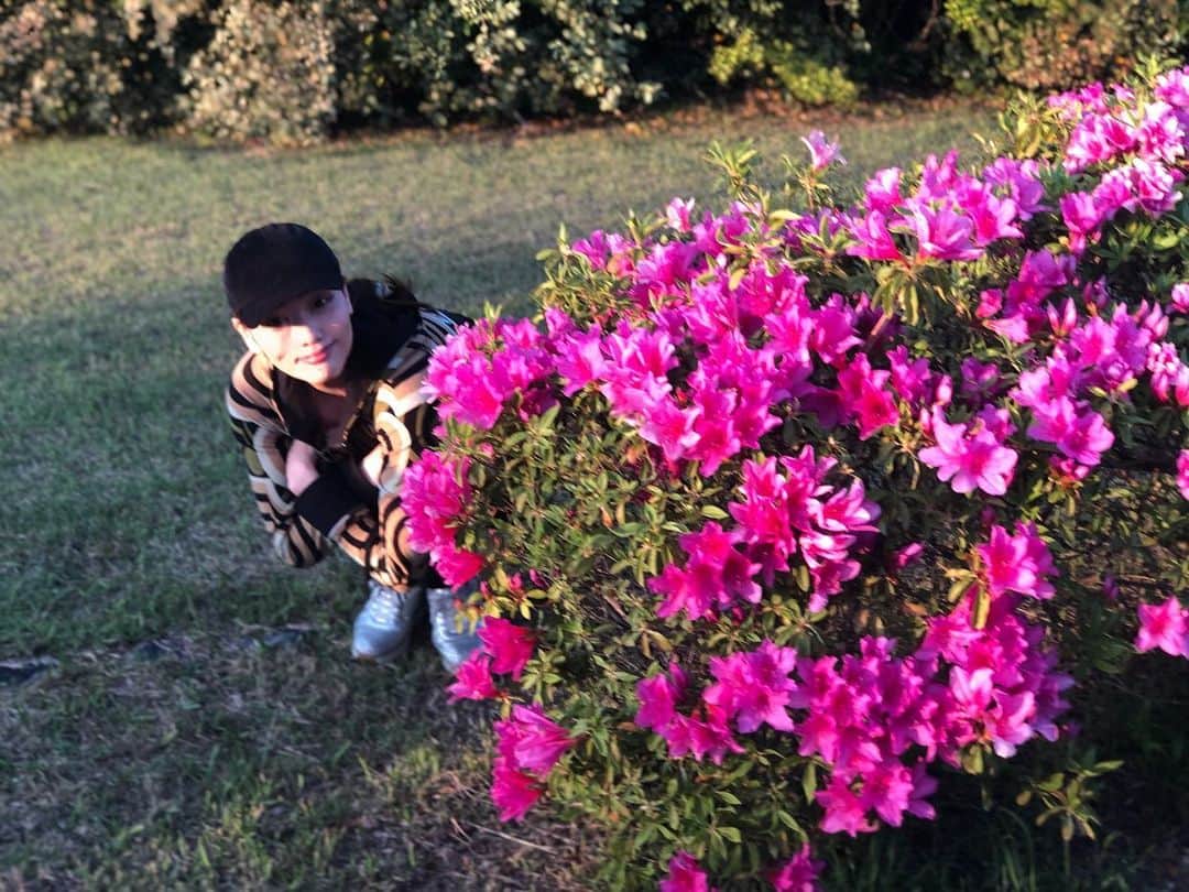 天玲美音さんのインスタグラム写真 - (天玲美音Instagram)「#美音さんぽ 👣 久々だぁぁぁぁあ . #喜びの舞 . #smile #flowers #flower #garden  #flowerstagram #green  #white #pink  #花 #緑 #自然 #ツツジ #つつじ #散歩 #ショート丈 #パーカー  #ピンク #tシャツ #cap #お散歩コーデ #MIONコーデ #天玲美音fashion 💕✨ . LOVE＆SMILE❤︎ #天玲美音 ❤︎ . #花のある暮らし  #ダレカニミセタイハナ #ダレカニミセタイケシキ  #ダレカニミセタイフウケイ  #Mionのお花便り 💌」5月15日 22時06分 - miontenrei