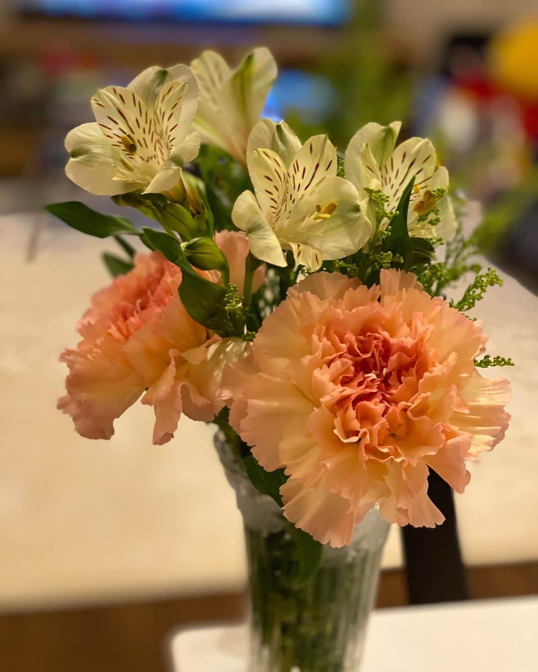 合谷和弘さんのインスタグラム写真 - (合谷和弘Instagram)「買い物のついでにお花屋さんに寄りました🌹  自粛してる間に薔薇の季節ですね♪  皆様が 花の優しさに癒され 元気を取り戻されますように。  3〜4枚目📸←また行きたい場所『From Afar』 お花のあるカフェ！ お洒落だし落ち着いてていい感じのお店！オススメだよ♪  いろんなとこ行きたいね。 ラグビーしたいね。 我慢🐒」5月15日 22時08分 - kazuhiro_goya
