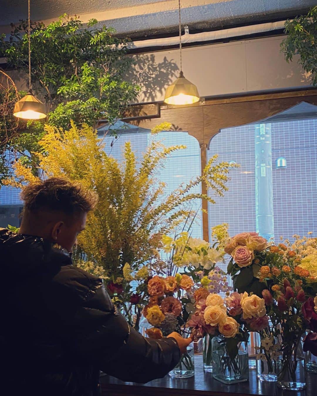 合谷和弘さんのインスタグラム写真 - (合谷和弘Instagram)「買い物のついでにお花屋さんに寄りました🌹  自粛してる間に薔薇の季節ですね♪  皆様が 花の優しさに癒され 元気を取り戻されますように。  3〜4枚目📸←また行きたい場所『From Afar』 お花のあるカフェ！ お洒落だし落ち着いてていい感じのお店！オススメだよ♪  いろんなとこ行きたいね。 ラグビーしたいね。 我慢🐒」5月15日 22時08分 - kazuhiro_goya