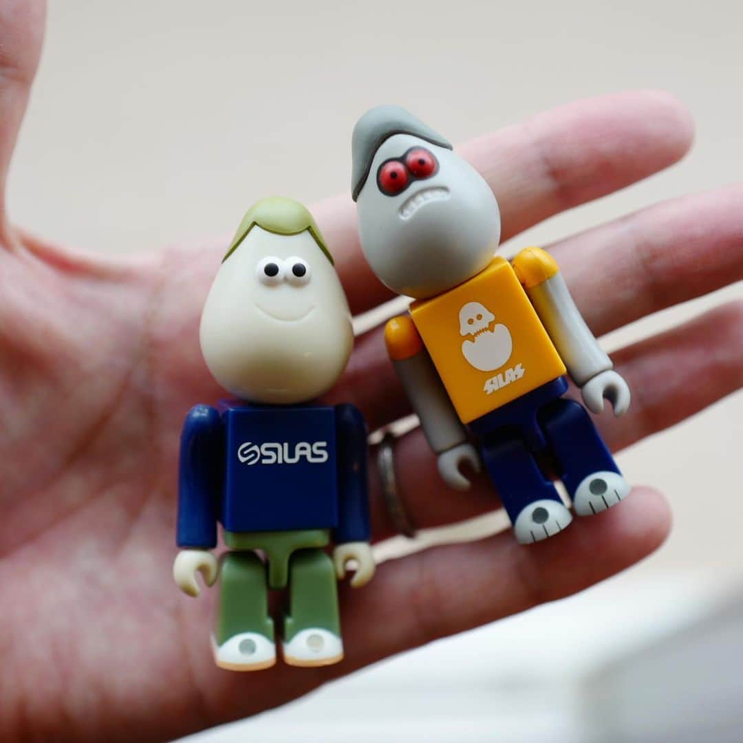 のインスタグラム：「@medicom_toy キューブリック @silasandmariajp × @jamesjarvis 僕の中で"サイラス"はこのイメージ。今見ても超可愛いです。 またこのフィギュア復刻してほしいな〜  明日、5月16日(土)からAEON MALL沖縄ライカムの2店舗 XLARGE/X-girl沖縄ライカム店、MILKFED.沖縄ライカム店が 10〜19時の時短営業で再開いたします。 詳細は @trylab_okinawa をご覧ください🏡 . #trylab #okinawa #stayhome #xlargejp #xgirljp #milkfedjp #silasandmaria #jamesjarvis #leica #leicacamera #leicaq #medicomarttoy #arttoysathome」