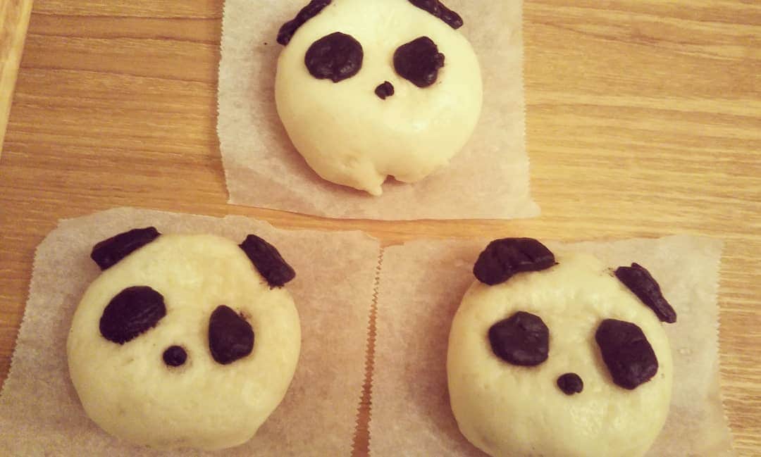 伊藤修子さんのインスタグラム写真 - (伊藤修子Instagram)「昨晩の残りの餃子は冷凍しておいたのでおこわとパンダ饅頭だけ作りましたが出来の悪い粘土細工のようです…。😂」5月15日 22時13分 - itoshuko