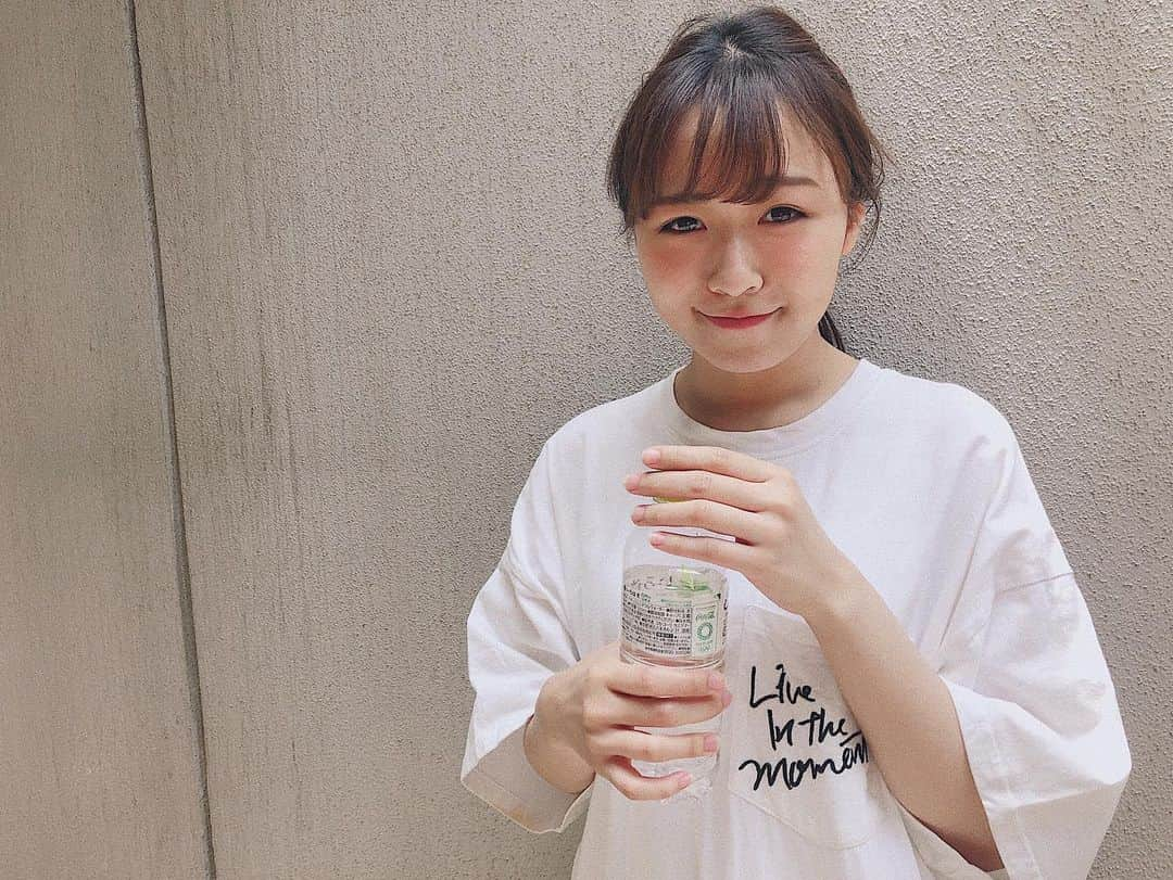 軽辺るかさんのインスタグラム写真 - (軽辺るかInstagram)「まりあカメラマン📸 . #写真整理 #いろはす #白tシャツ #写真好きです」5月15日 22時28分 - karuberuka