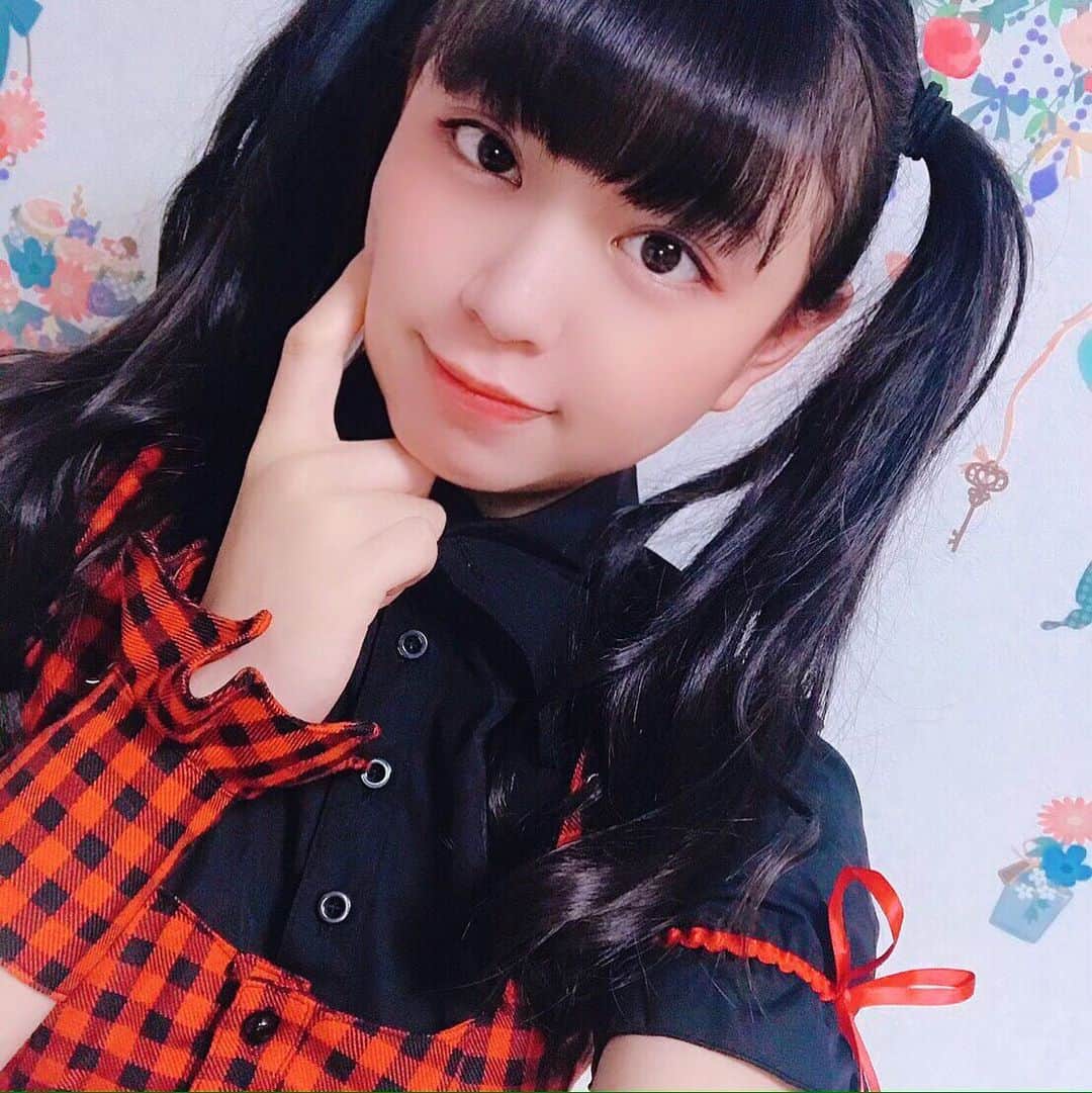 吉田万葉のインスタグラム：「ツインテール担当🖤 メンバーカラー ブラック‪(⃔ ･ᴗ･ )⃕↝‬ のアイドル風😂  #アイドル」