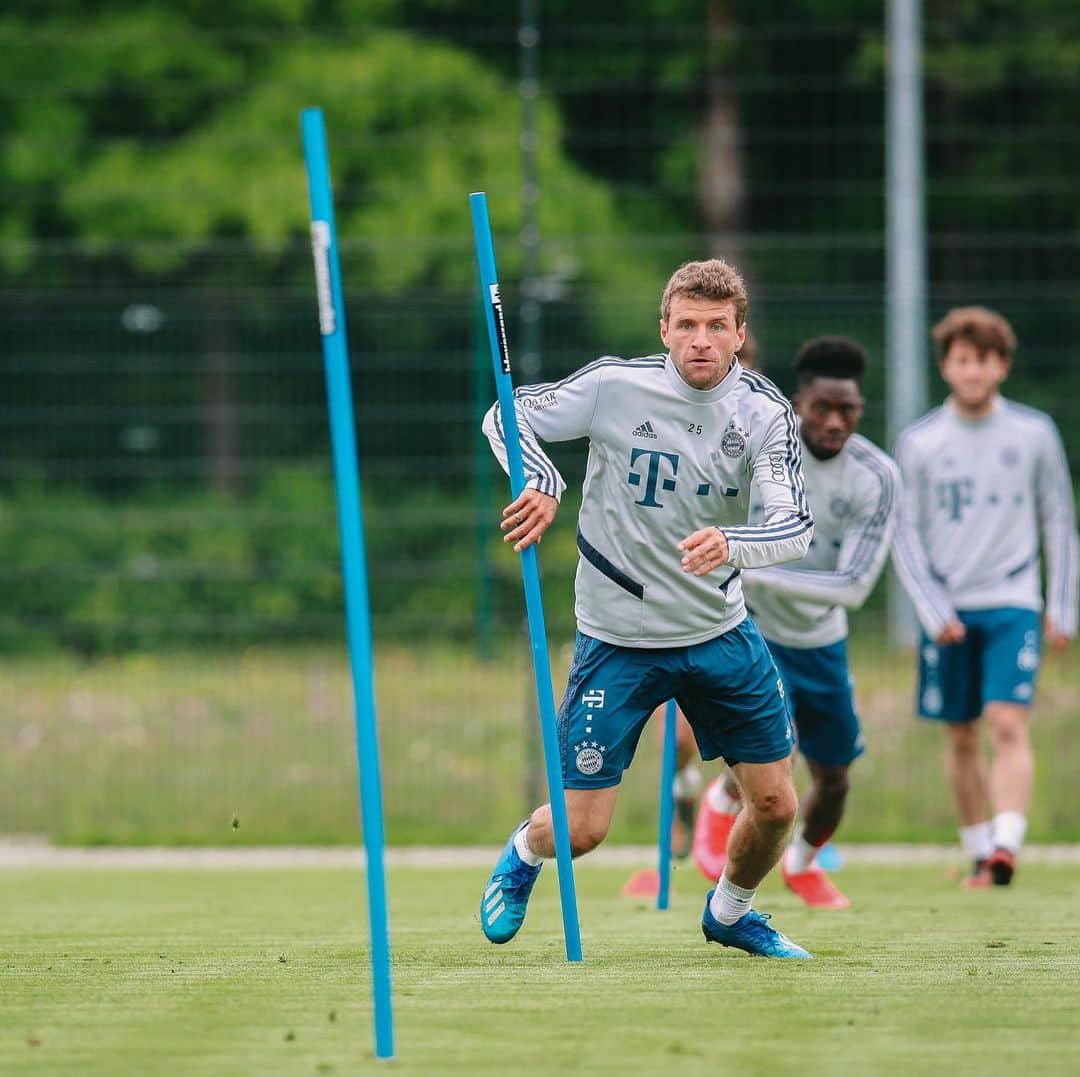 トーマス・ミュラーのインスタグラム：「Only one step ahead 🏋️‍♂️🏋️‍♂️⚽️⚽️ #bundesliga #soexcited #missedfootballsomuch #westaydisciplined #weareready #keeponfighting #wirsehenuns ✌🏻🥕🥕」