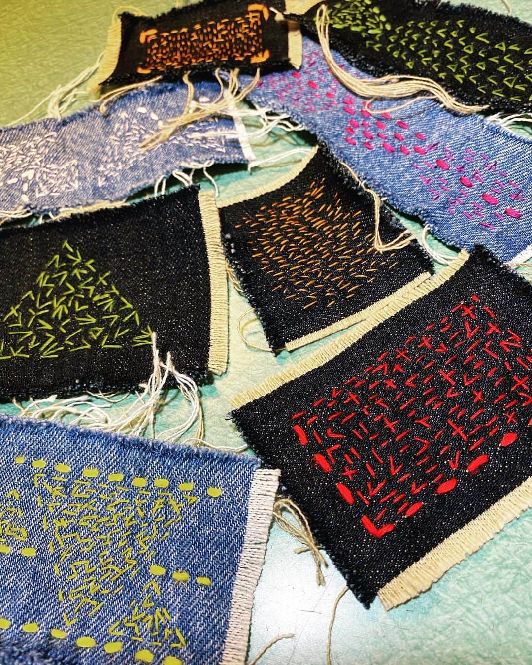 高田志織さんのインスタグラム写真 - (高田志織Instagram)「ﾁｸﾁｸ🧵 #刺繍#糸#刺繍糸#ミシン糸#ステッチ#stitch#リメイク#remake#denim」5月15日 22時35分 - shiori_naast