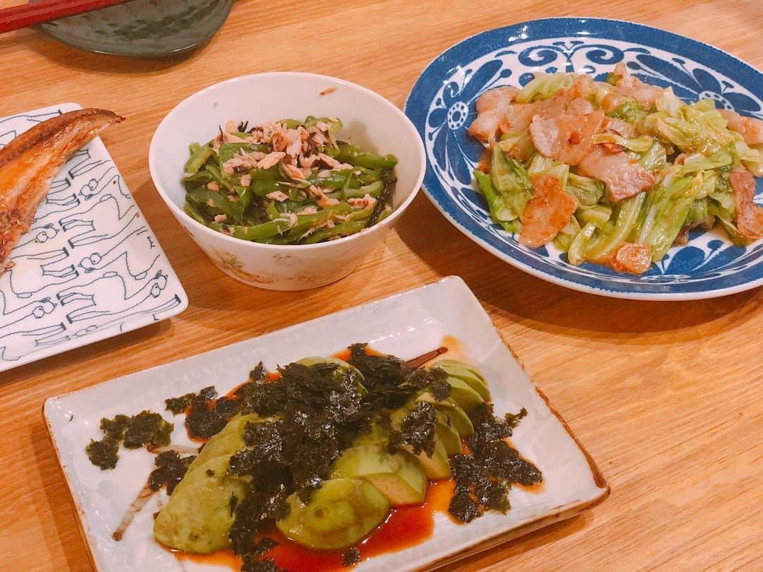 平田薫さんのインスタグラム写真 - (平田薫Instagram)「リモご飯でした☺️ 豚バラ味噌炒めと、ピーマンと、アボカドのワサビ醤油韓国海苔かけ。 あと残り物のホッケ 楽ちんばっかり。  ずっと大きい買い物はせずこれていたのですが、最近冷凍庫のストックが減ってきているので、そろそろがっつり買い物行かないとかな  #かおる食堂」5月15日 22時36分 - hiratakaoru1215