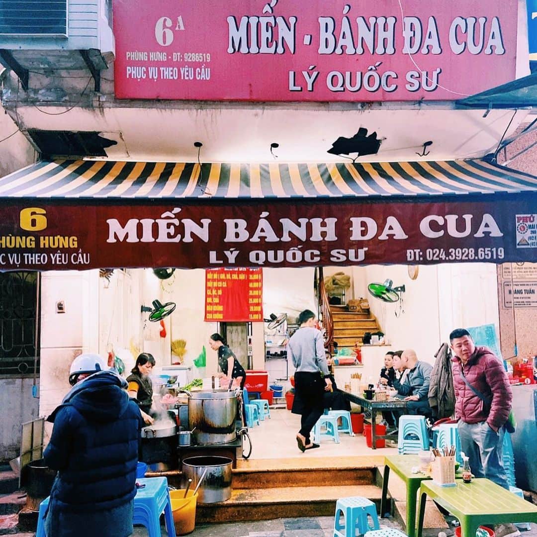 旅ぷらAPTトラベル ハノイ支店さんのインスタグラム写真 - (旅ぷらAPTトラベル ハノイ支店Instagram)「・ ・ 【ハイフォン発祥麺料理 "BANH DA CUA"】 ・ ベトナム北部の港町・ハイフォン発祥の カニ汁麺「"BANH DA CUA"(バインダークア)」🇻🇳 ・ この料理の特徴は、旨味たっぷりのカニ汁スープと 「バインダー」という茶色がかった幅広のきし麺。 フォーよりもコシが強く、食べ応え抜群です😋 ・ そんなバインダークアの おすすめローカル店がここ『Ly Quoc Su』✨ ・ あまり外国人の扱いに慣れていないローカル店ですが、 座ったら勝手にバインダークアが運ばれてきます。笑  野菜と肉のほかに、さつま揚げや魚肉ソーセージ なども入ってボリュームたっぷりの一品です。 スープにカニの旨味がほのかに出ていて、 日本人の方もお好きなこと間違いなし💓 ・ お値段は、一杯35,000ドン（約175円）です。 ・ ベトナムにはさまざまな地域に独特の特徴を持った 麺料理が存在していますが、 中でも「バインダークア」は日本ではまず食べることができないベトナム料理なので、ハノイに足を運ぶ際にはぜひ食べてみて下さいね🤗 ・ ・ 【Ly Quoc Su】 📍6 Phung HungQuan Hoan KiemHa Noi」5月15日 22時45分 - tnk_hanoi