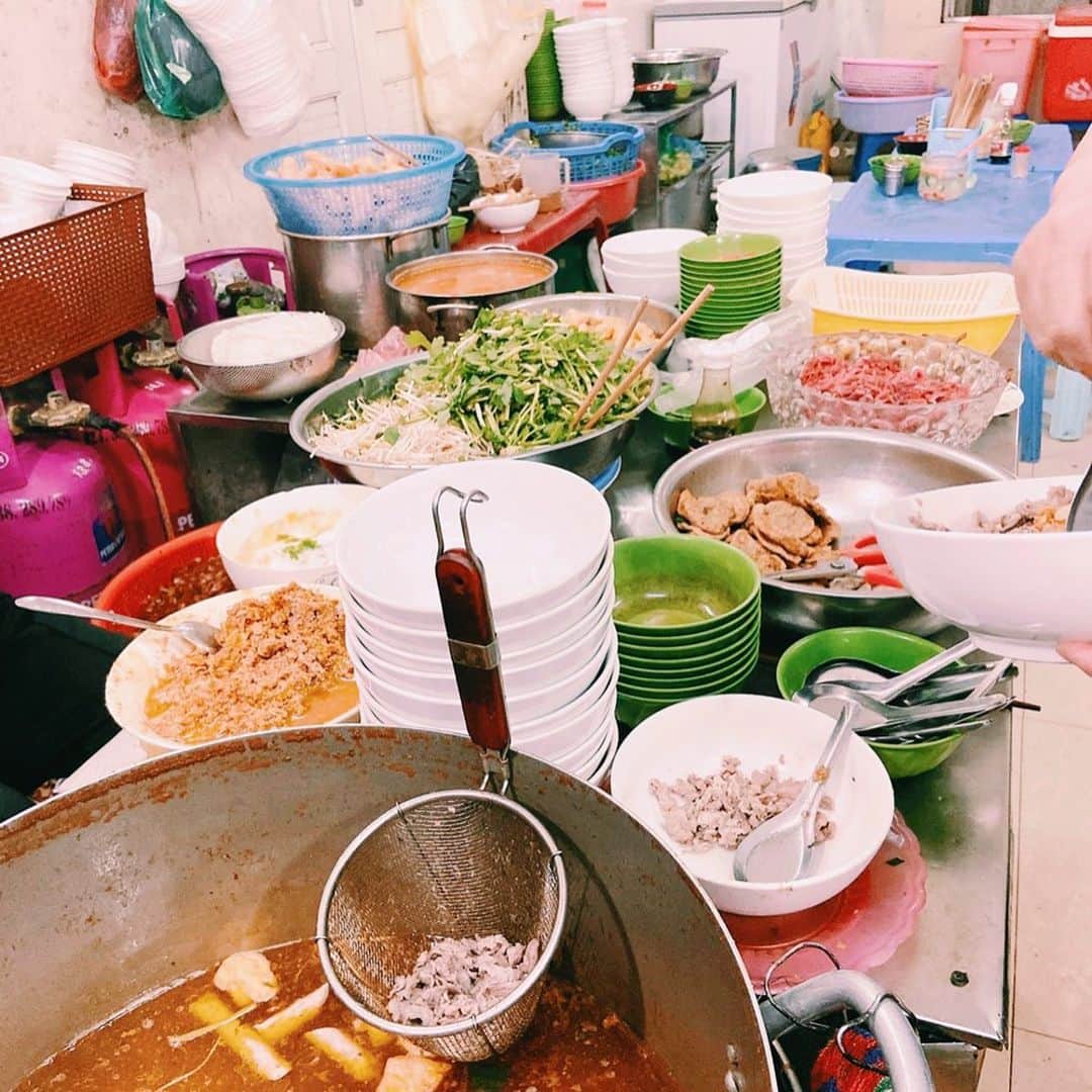 旅ぷらAPTトラベル ハノイ支店さんのインスタグラム写真 - (旅ぷらAPTトラベル ハノイ支店Instagram)「・ ・ 【ハイフォン発祥麺料理 "BANH DA CUA"】 ・ ベトナム北部の港町・ハイフォン発祥の カニ汁麺「"BANH DA CUA"(バインダークア)」🇻🇳 ・ この料理の特徴は、旨味たっぷりのカニ汁スープと 「バインダー」という茶色がかった幅広のきし麺。 フォーよりもコシが強く、食べ応え抜群です😋 ・ そんなバインダークアの おすすめローカル店がここ『Ly Quoc Su』✨ ・ あまり外国人の扱いに慣れていないローカル店ですが、 座ったら勝手にバインダークアが運ばれてきます。笑  野菜と肉のほかに、さつま揚げや魚肉ソーセージ なども入ってボリュームたっぷりの一品です。 スープにカニの旨味がほのかに出ていて、 日本人の方もお好きなこと間違いなし💓 ・ お値段は、一杯35,000ドン（約175円）です。 ・ ベトナムにはさまざまな地域に独特の特徴を持った 麺料理が存在していますが、 中でも「バインダークア」は日本ではまず食べることができないベトナム料理なので、ハノイに足を運ぶ際にはぜひ食べてみて下さいね🤗 ・ ・ 【Ly Quoc Su】 📍6 Phung HungQuan Hoan KiemHa Noi」5月15日 22時45分 - tnk_hanoi